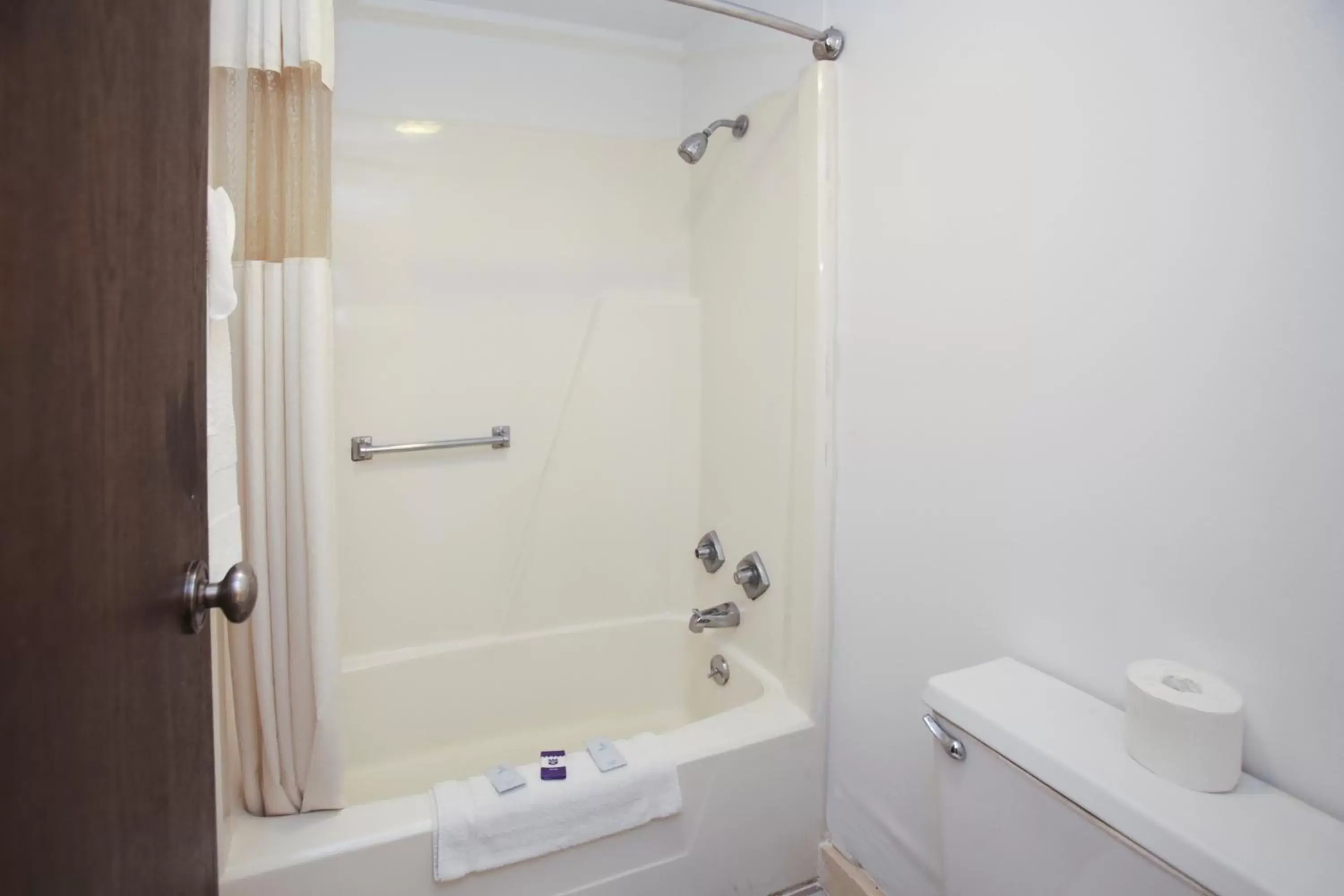 Double Room with Two Double Beds - Non-Smoking in Knights Inn - Battle Creek Double Room with Two Double Beds - Non-Smoking in Knights Inn - Battle Creek