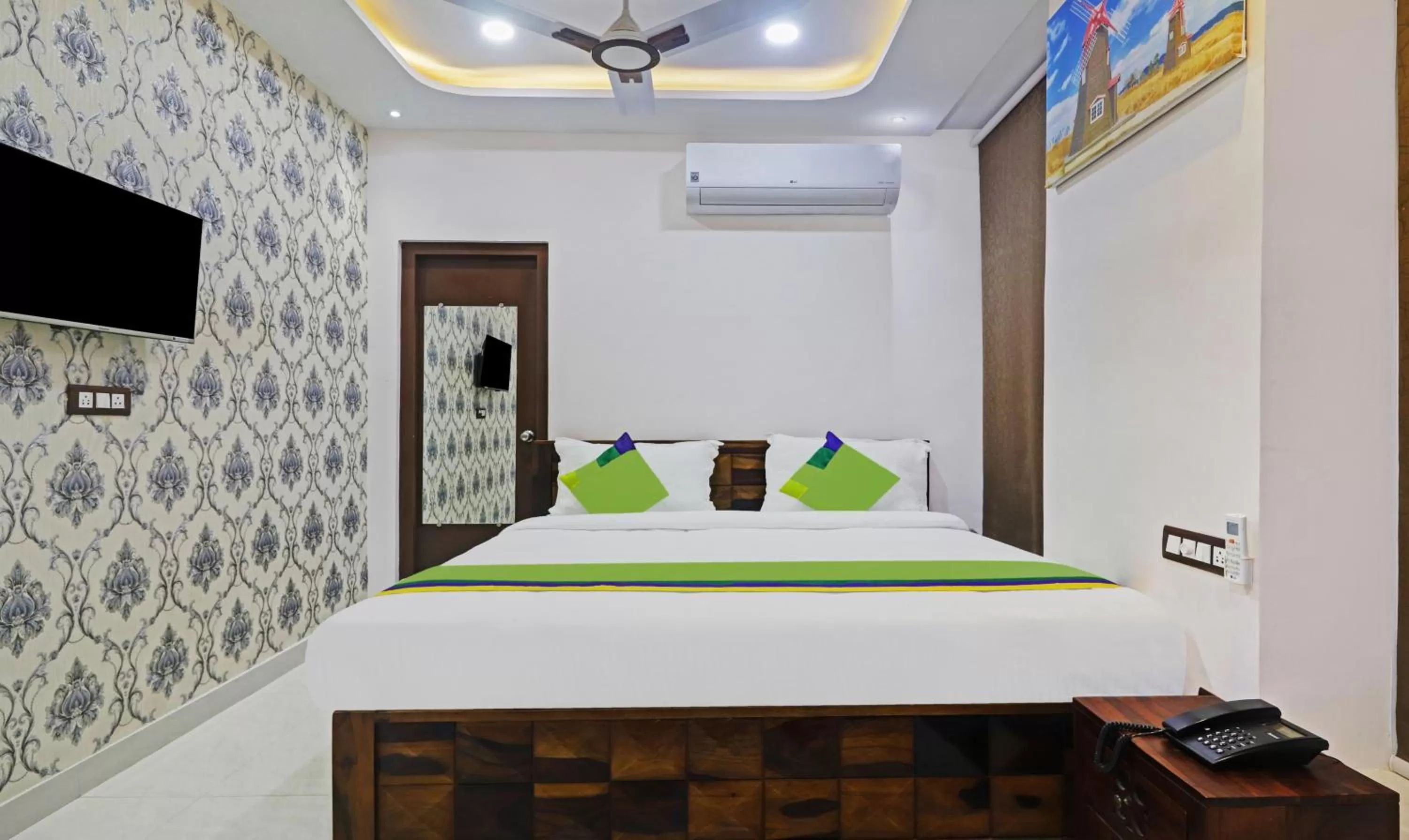 Bedroom, Bed in Itsy Hotels J A Royal Suites Manikonda