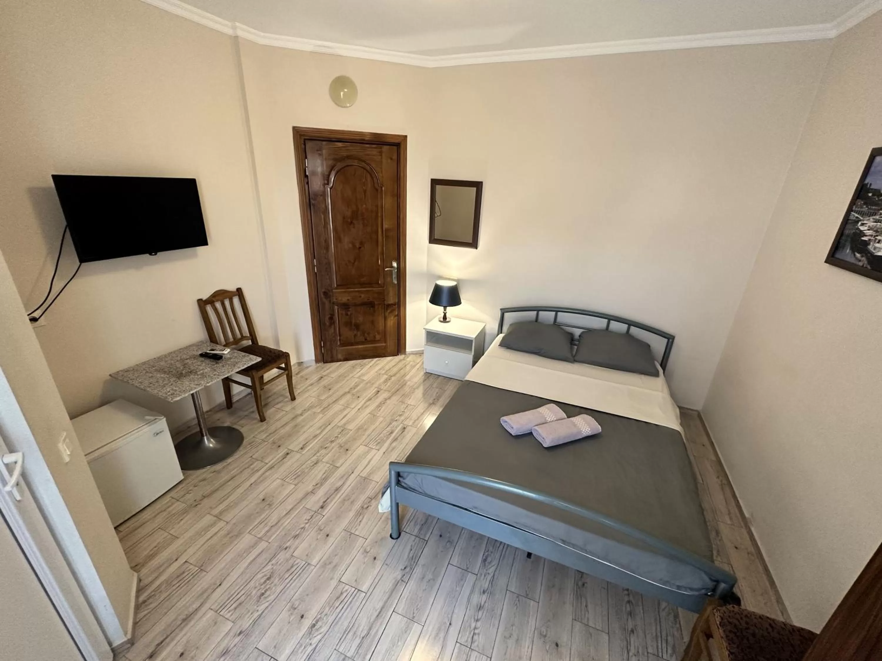 Photo of the whole room, TV/Entertainment Center in National+