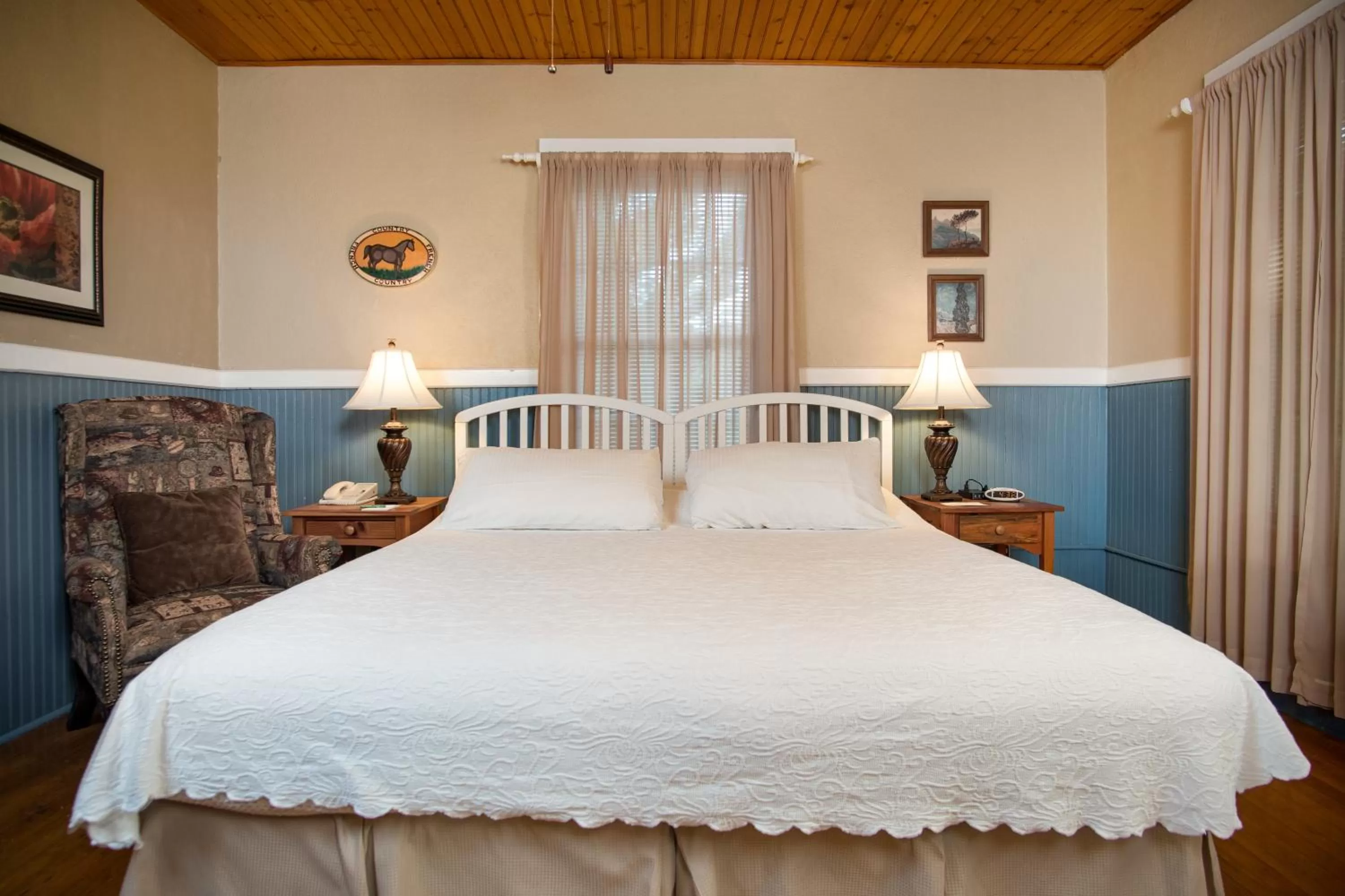 Bed in Highland Lake Inn & Resort - Flat Rock