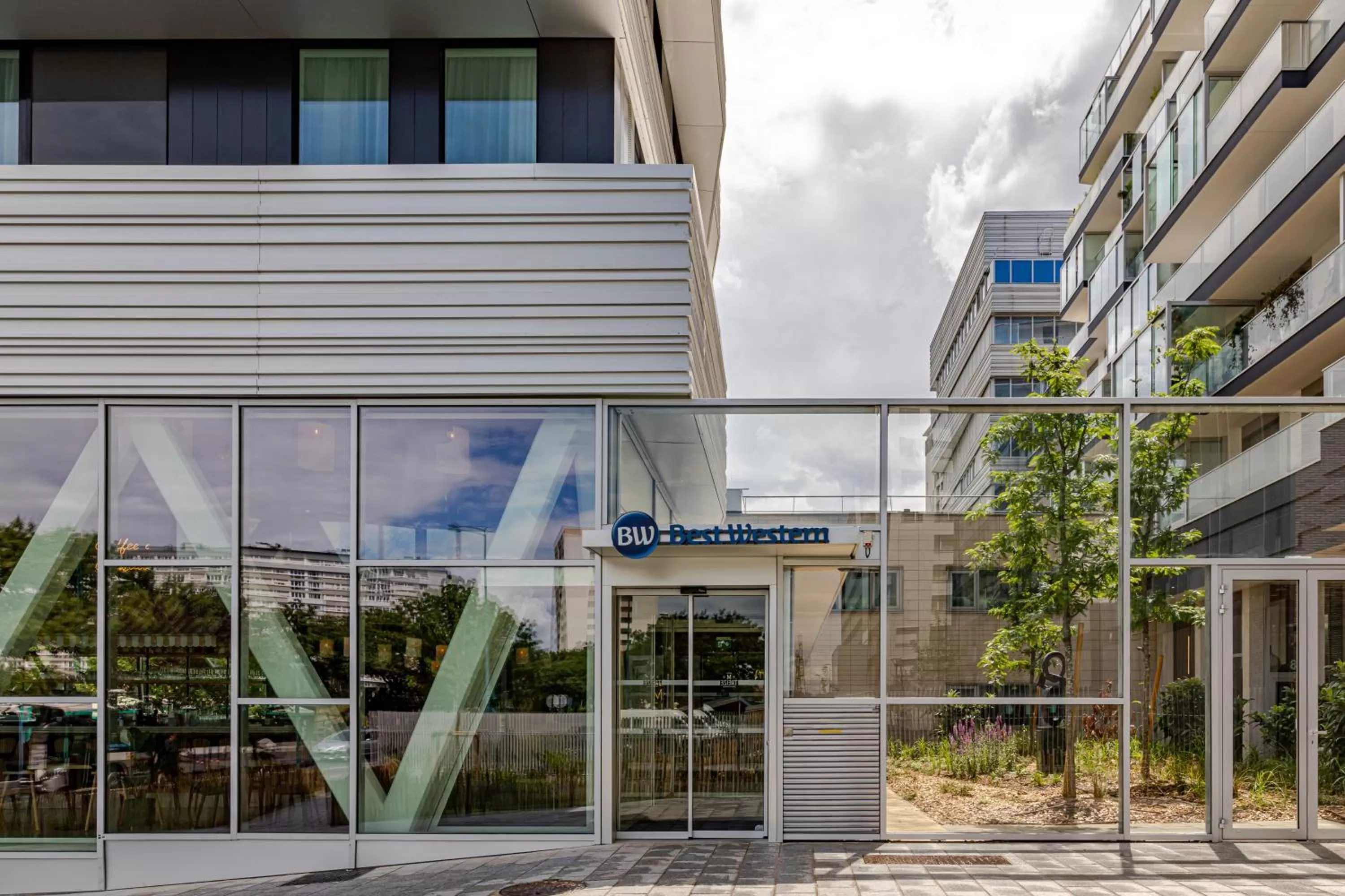 Property building in Best Western M-Treize Paris Asnieres