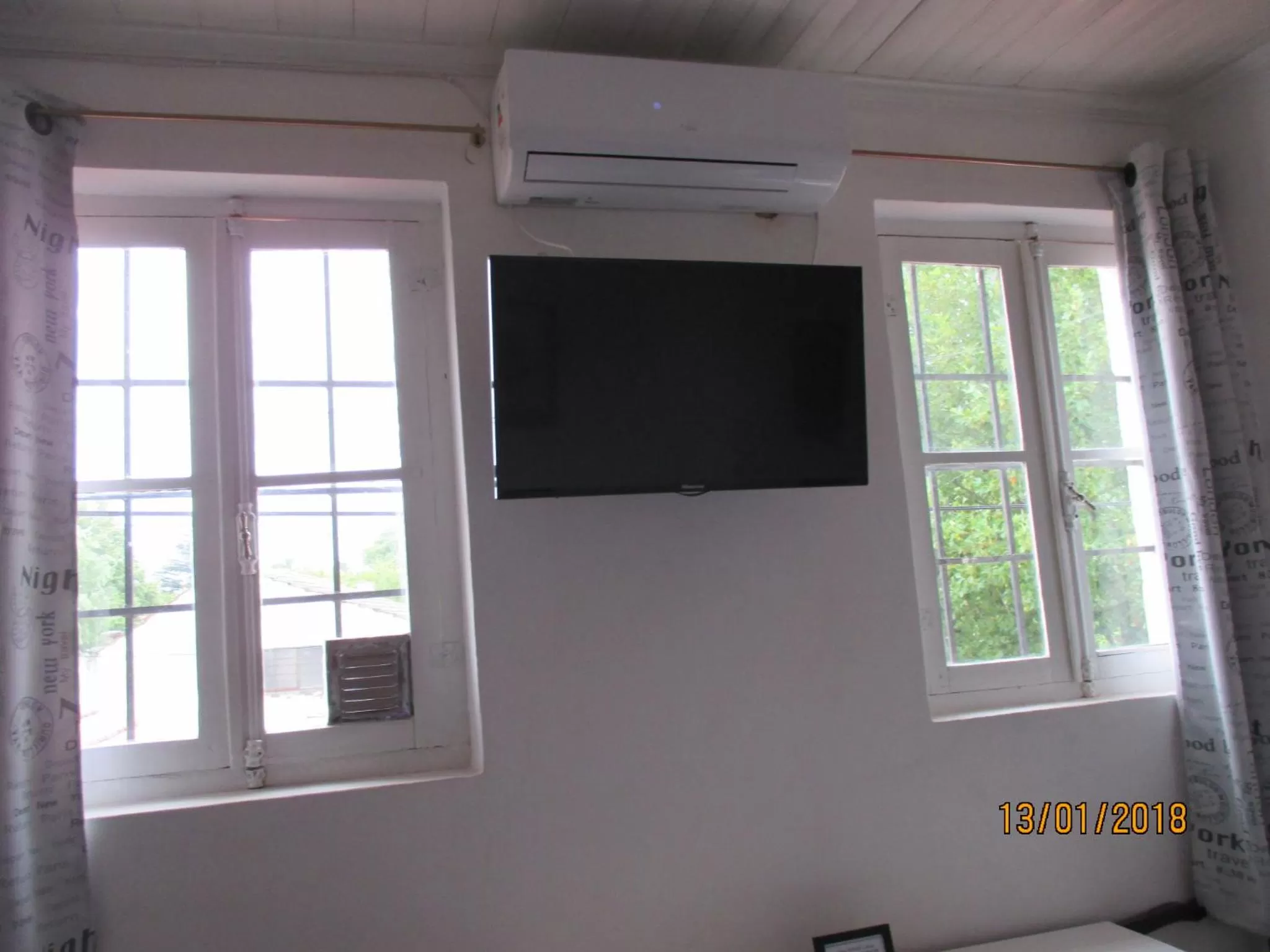 TV/Entertainment Center in Casablanca Boutique Hotel Adrogué