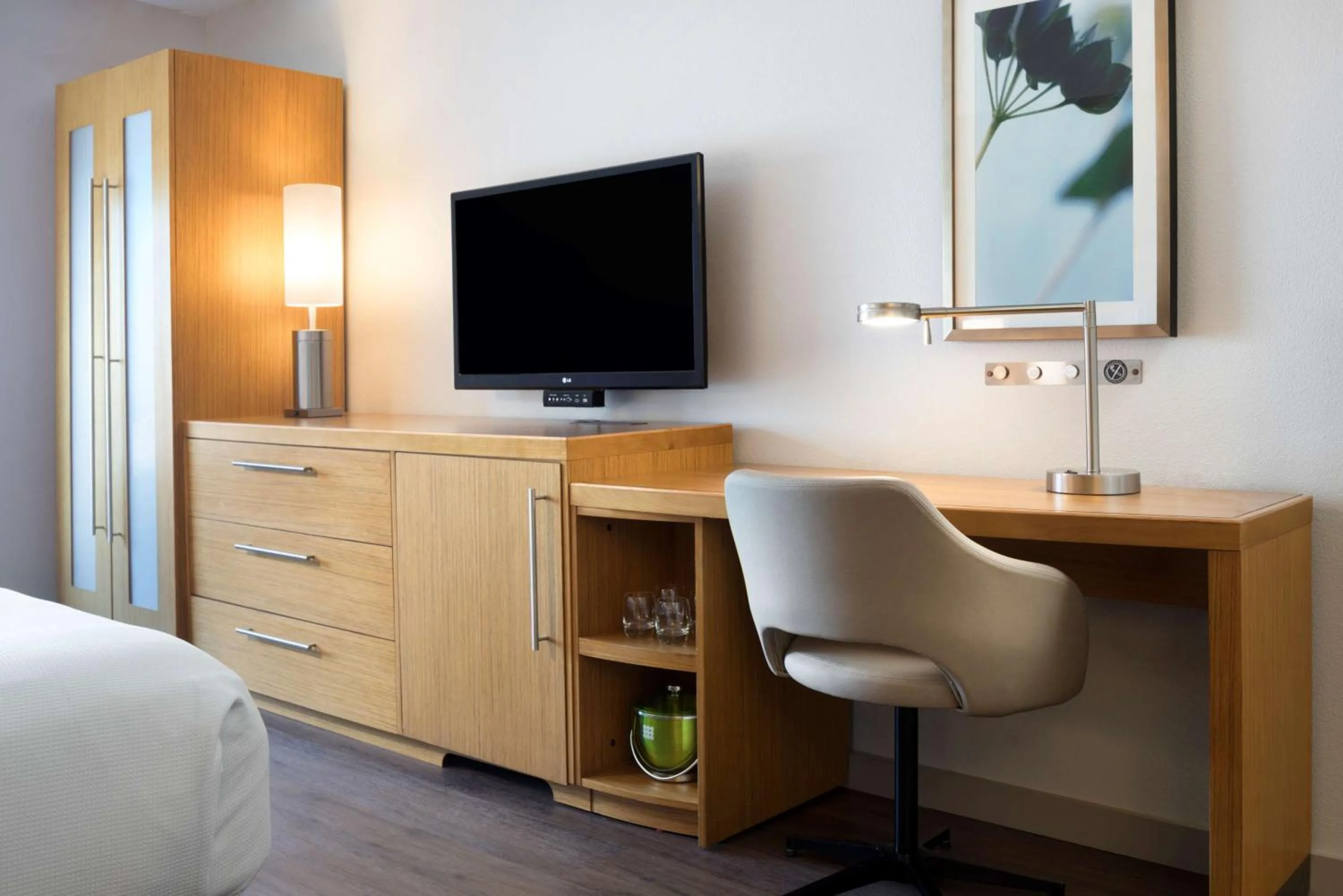 Photo of the whole room, Bed in Hyatt Place Austin Downtown