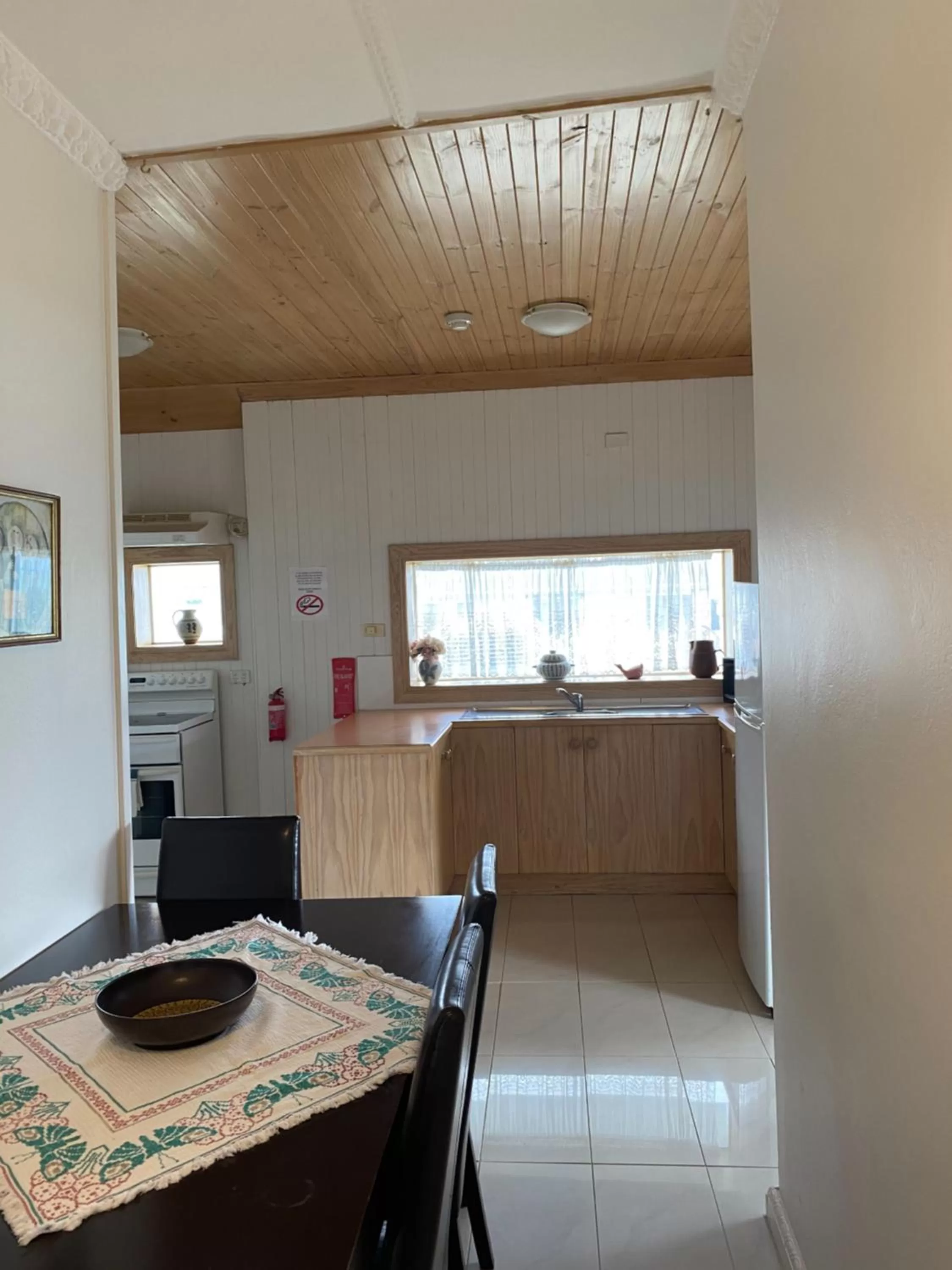 Dining area, Kitchen/Kitchenette in Stella's Dromana Hotel
