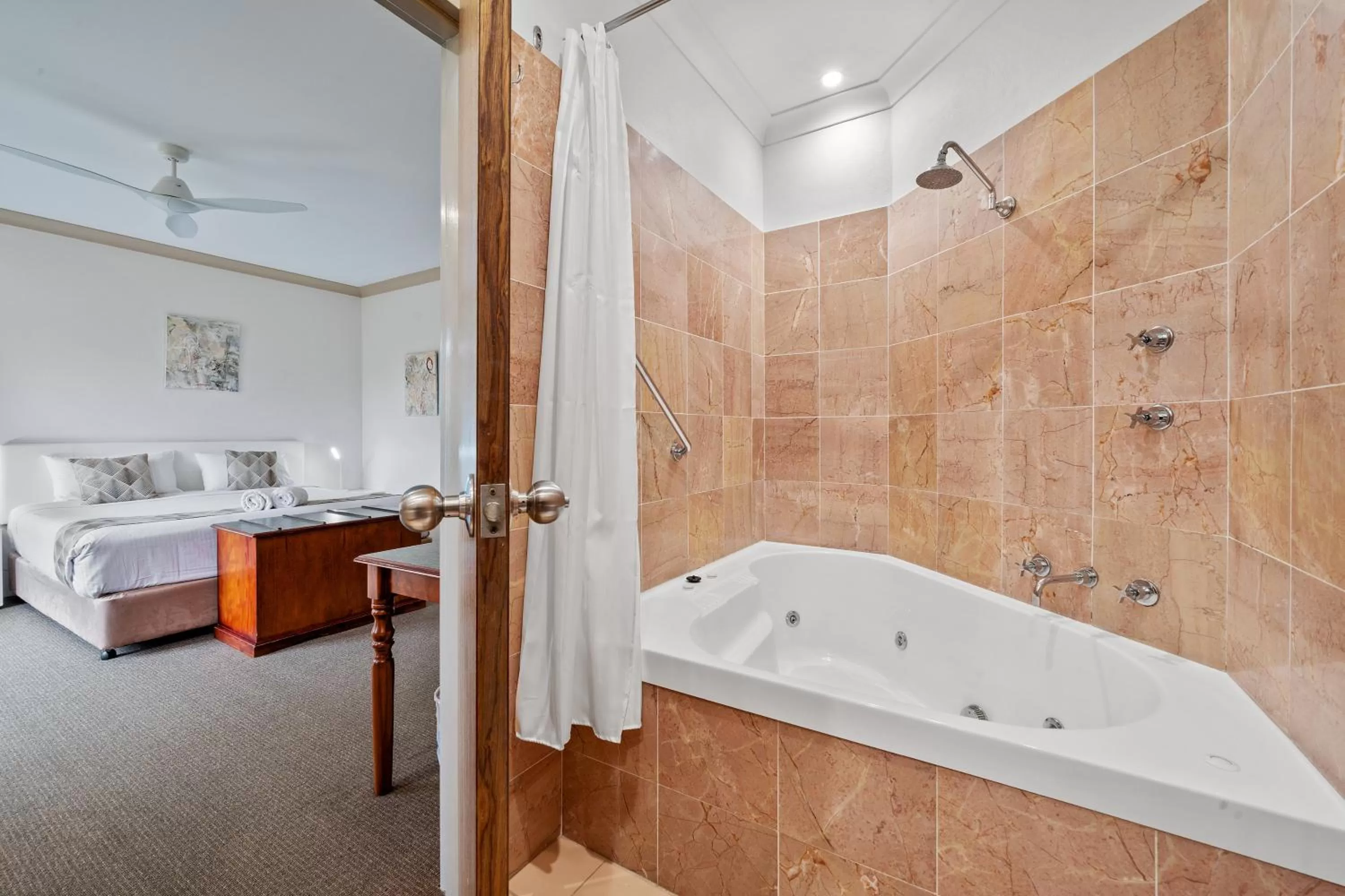Bathroom, Bed in Oasis Inn Ulladulla - Welcoming Guests 18 Years and Older