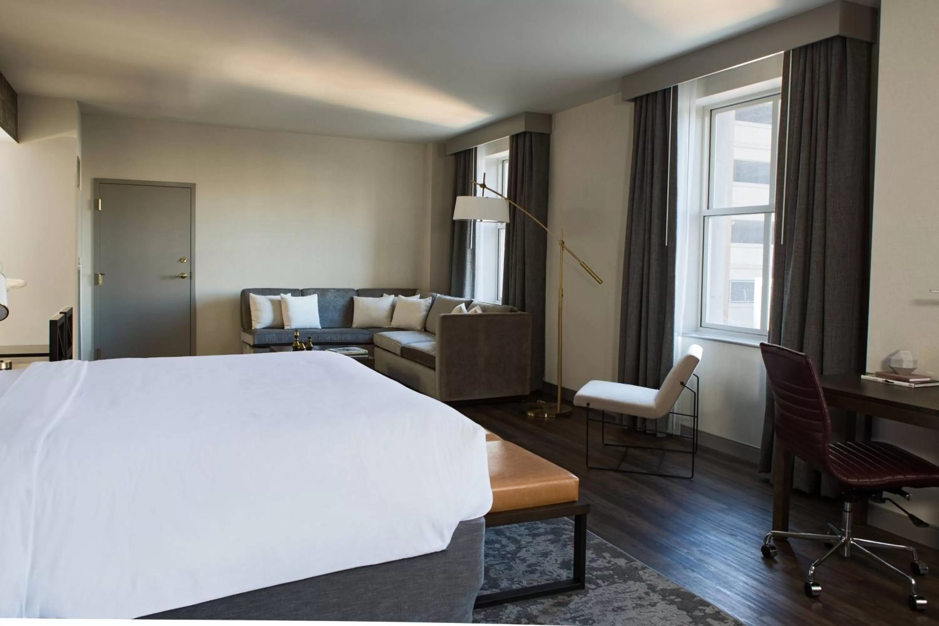 Photo of the whole room, Bed in Marriott St. Louis Grand