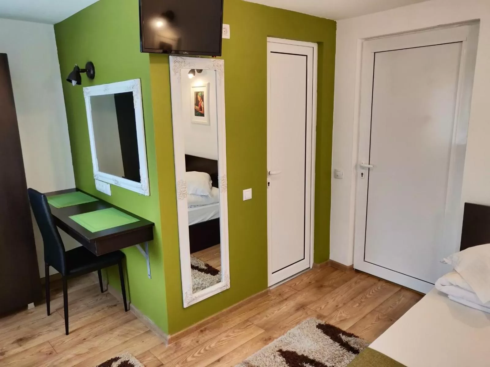 TV and multimedia, TV/Entertainment Center in Pensiunea Pictorilor