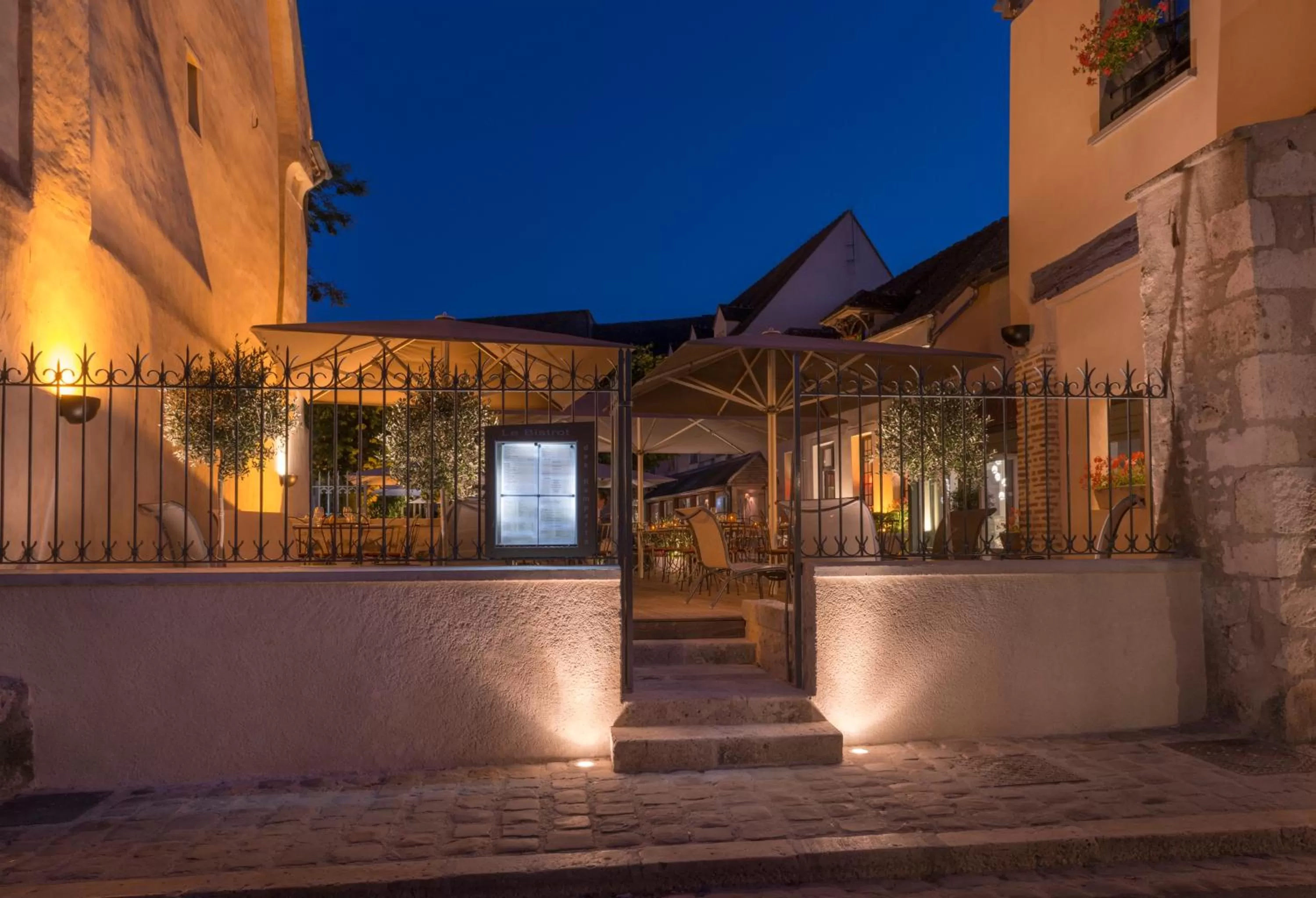 Patio in Hôtel Aux Vieux Remparts