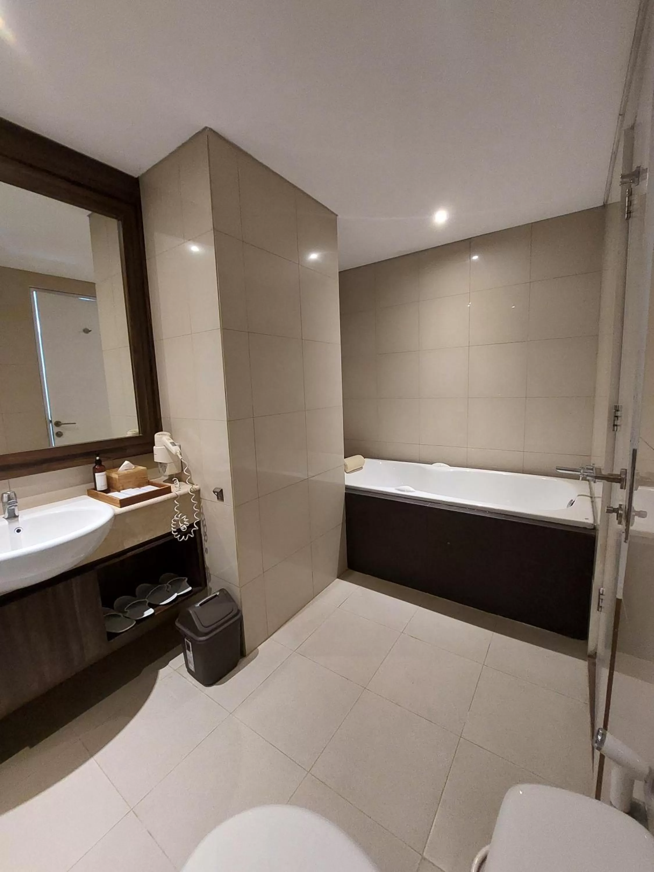 Shower, Bed in Crystalkuta Hotel - Bali