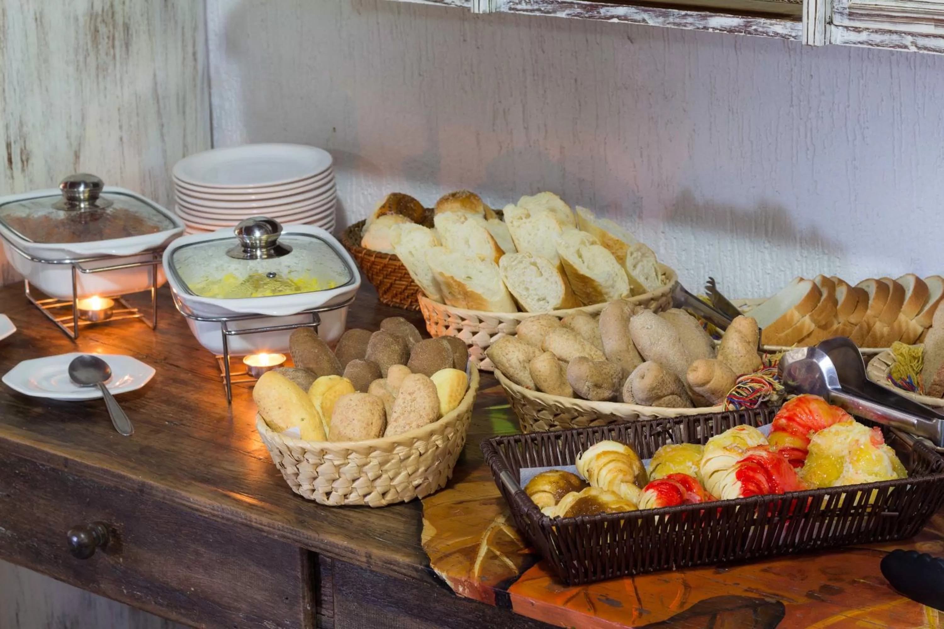 Buffet breakfast in Pousada Búzios Garden