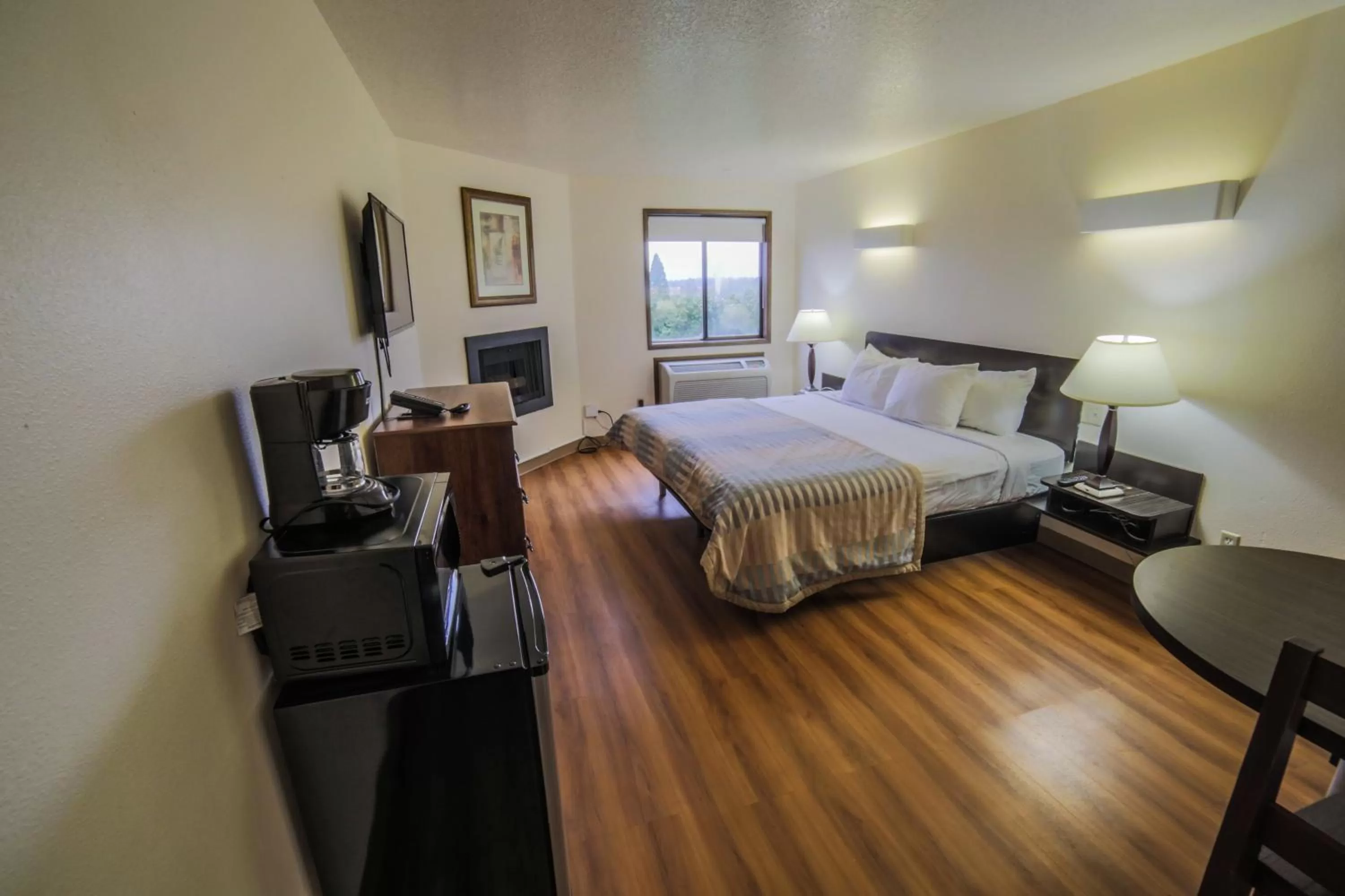 Photo of the whole room, Bed in Sunnyside Inn and Suites