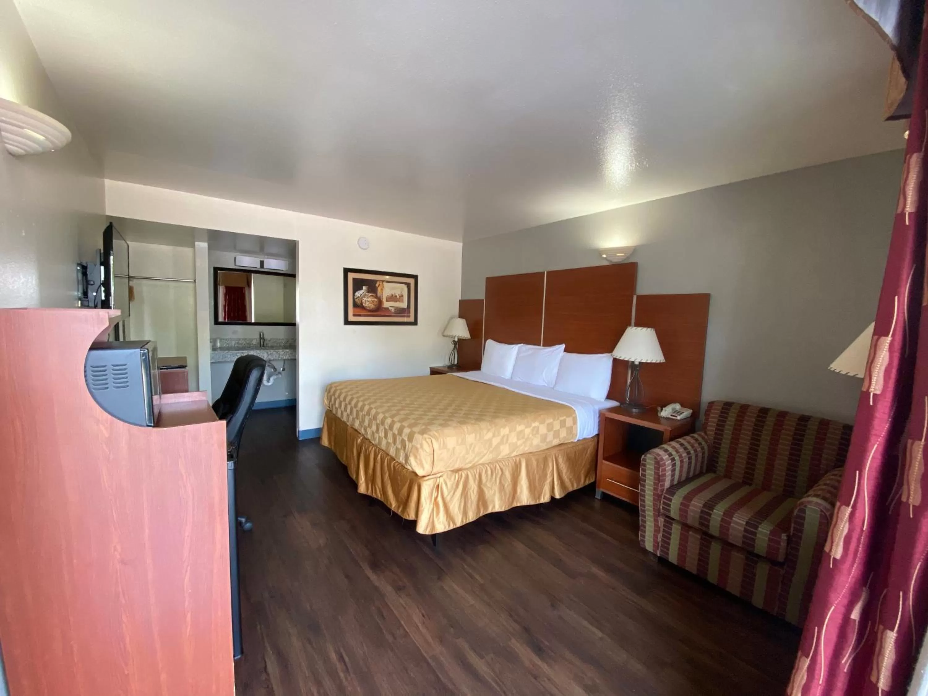 Photo of the whole room, Bed in Travelodge by Wyndham Albuquerque West