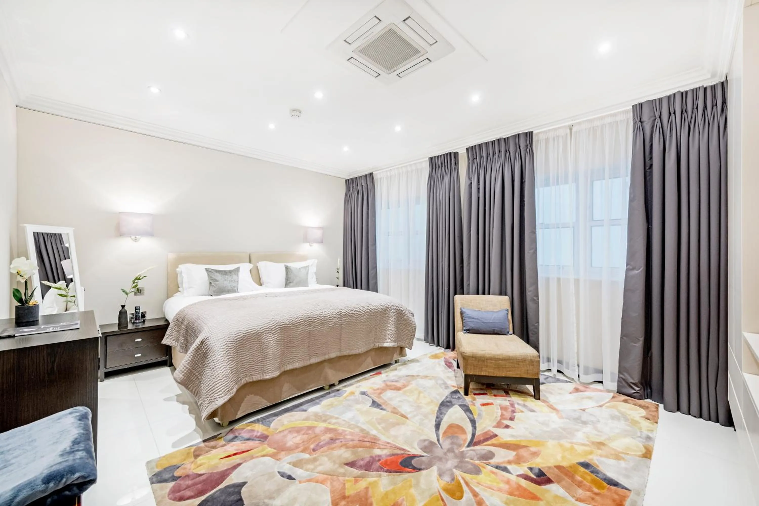 Bedroom, Bed in 130 Queen's Gate Apartments