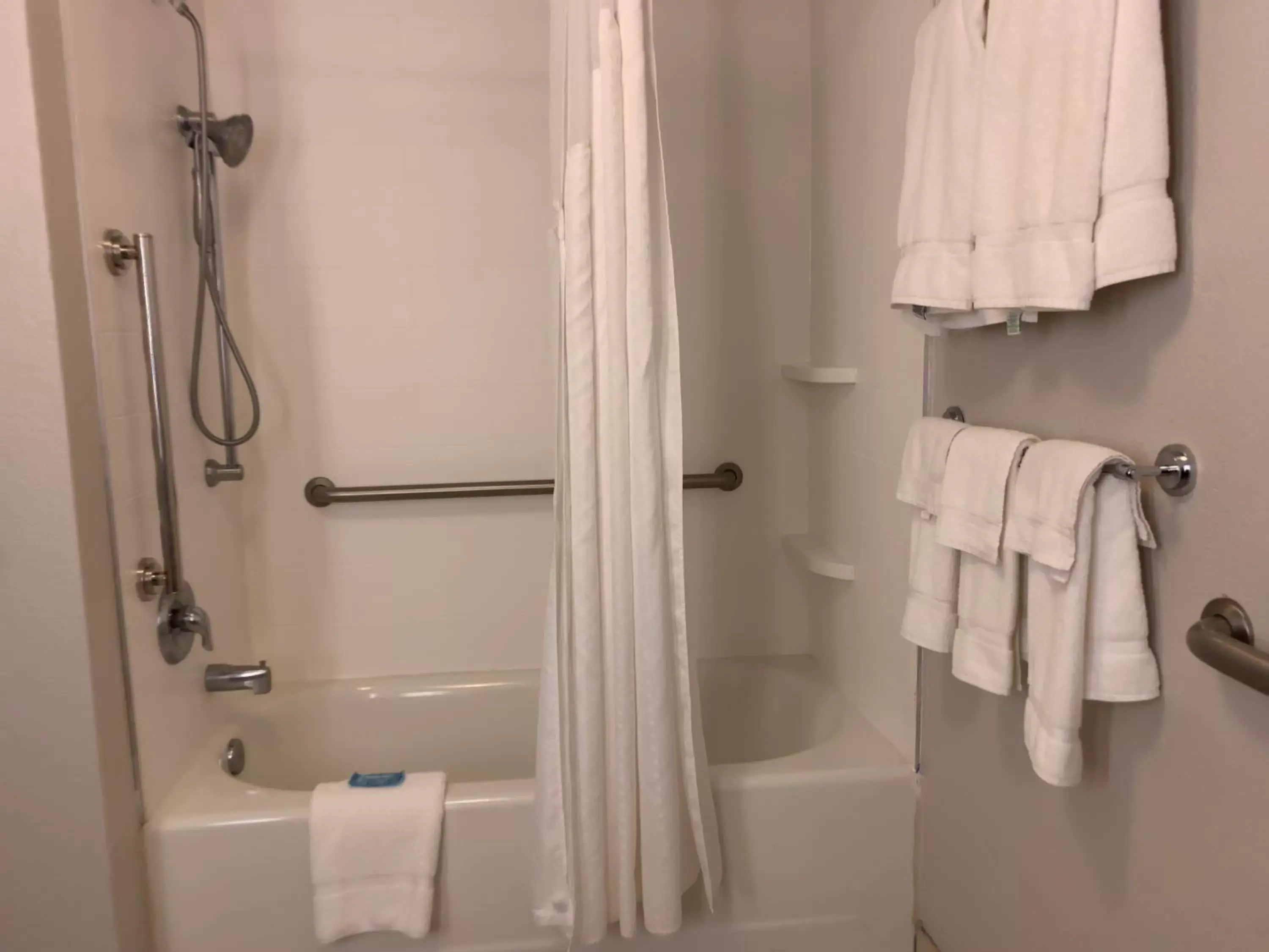 Standard Queen Room with Two Queen Beds and Mobility Accessible Tub in Holiday Inn Express & Suites Exmore - Eastern Shore by IHG Standard Queen Room with Two Queen Beds and Mobility Accessible Tub in Holiday Inn Express & Suites Exmore - Eastern Shore by IHG
