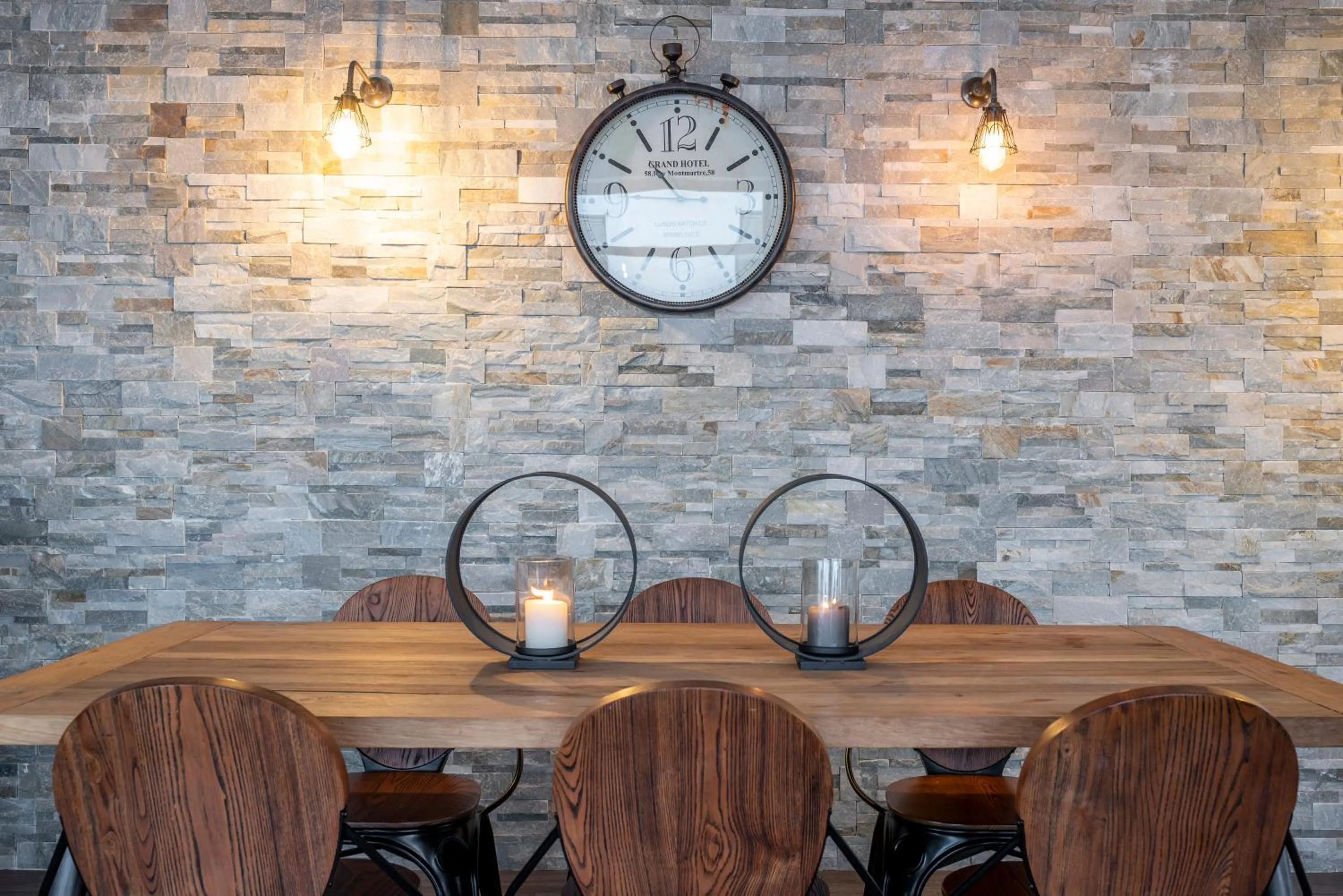 Lounge or bar in Beverly Hills Hotel