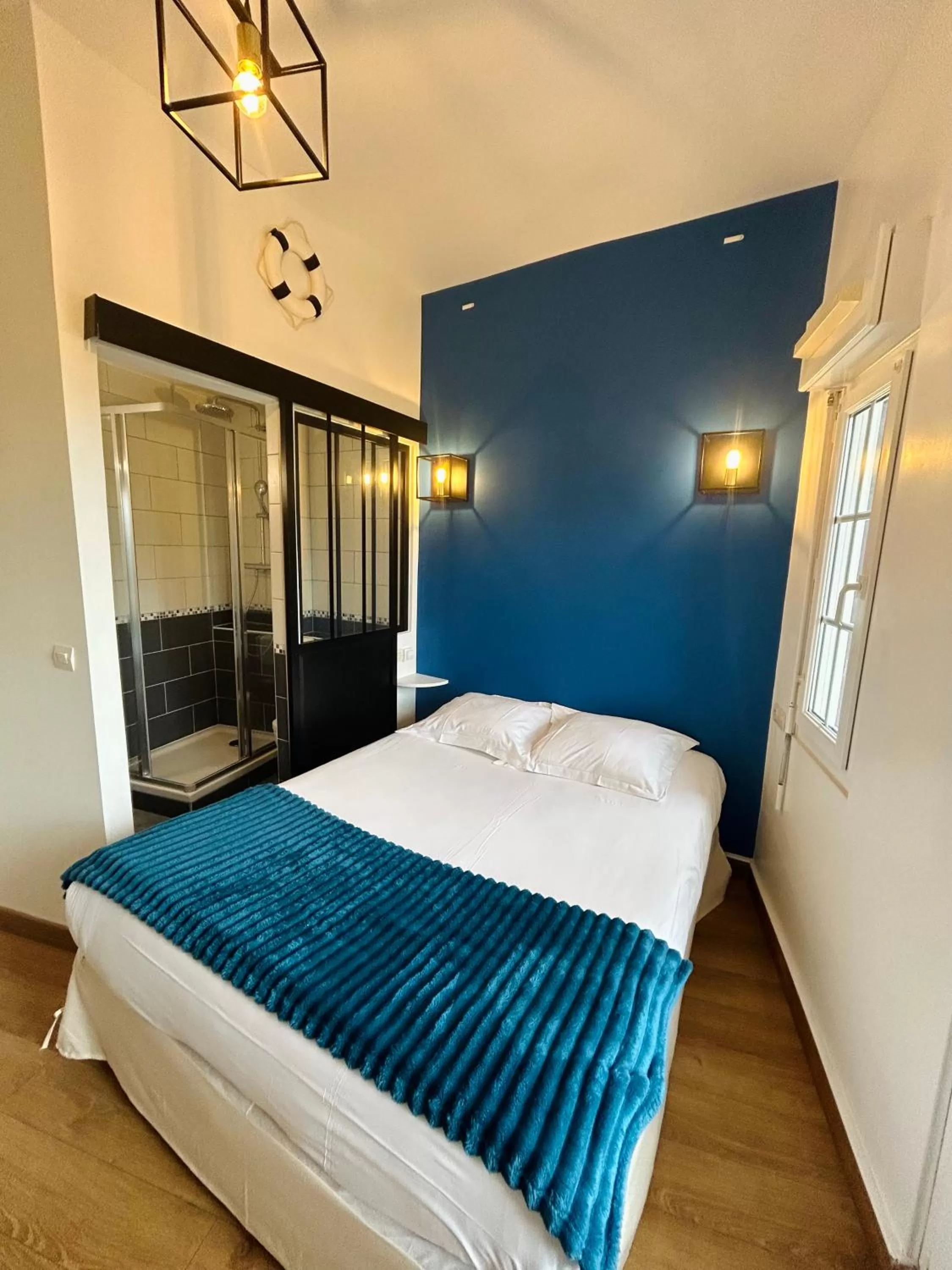 Bed in Hôtel De La Mer - Deauville Blonville - Boutique Hôtel de charme vue Mer ou Campagne - Accès direct plage