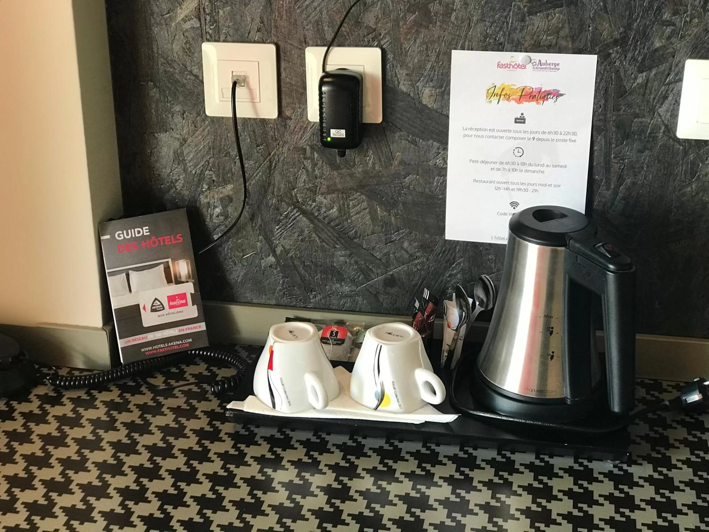 Coffee/tea facilities in Fasthotel Montmarault