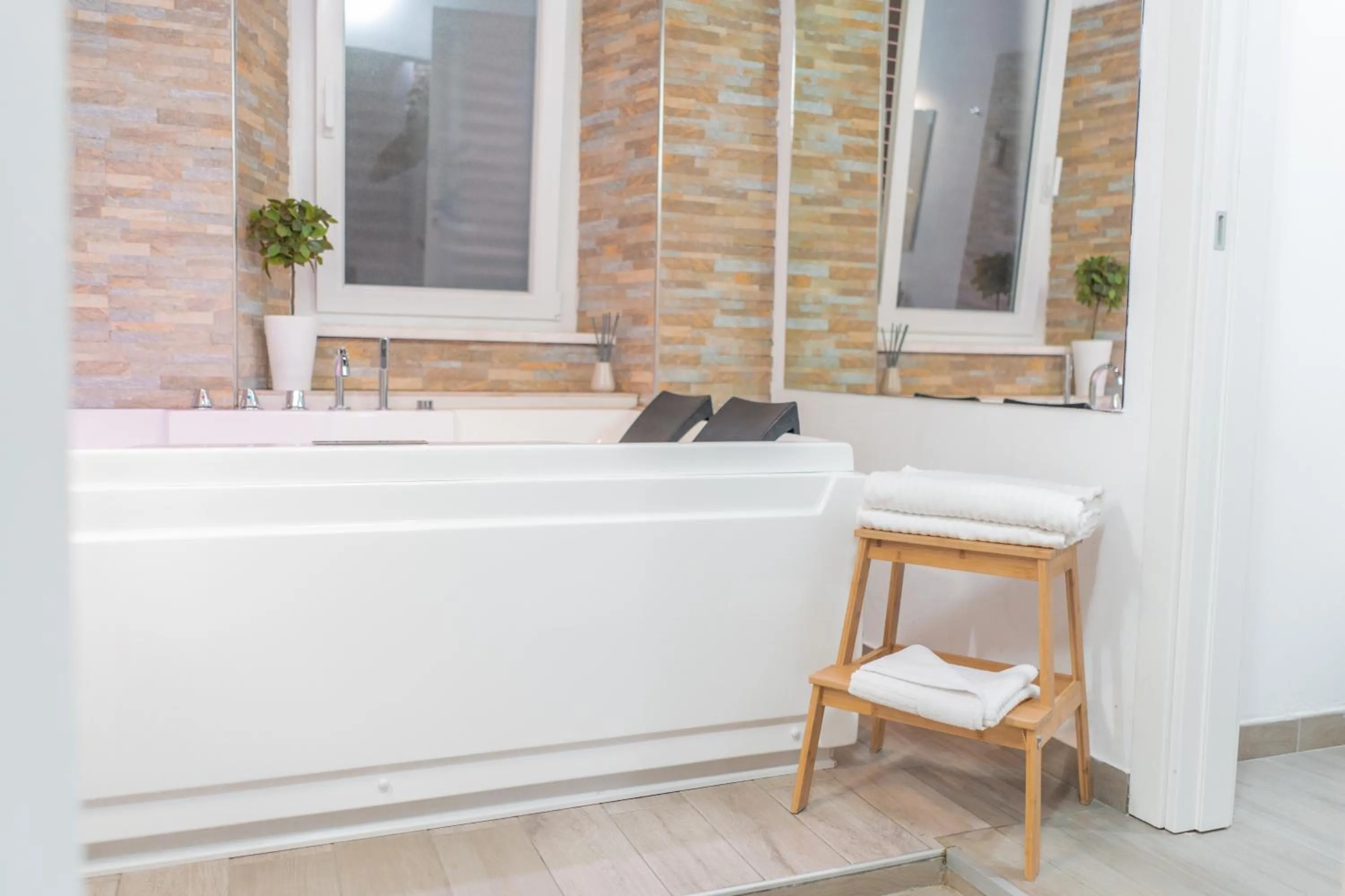 Hot Tub in iRooms - Spanish Steps