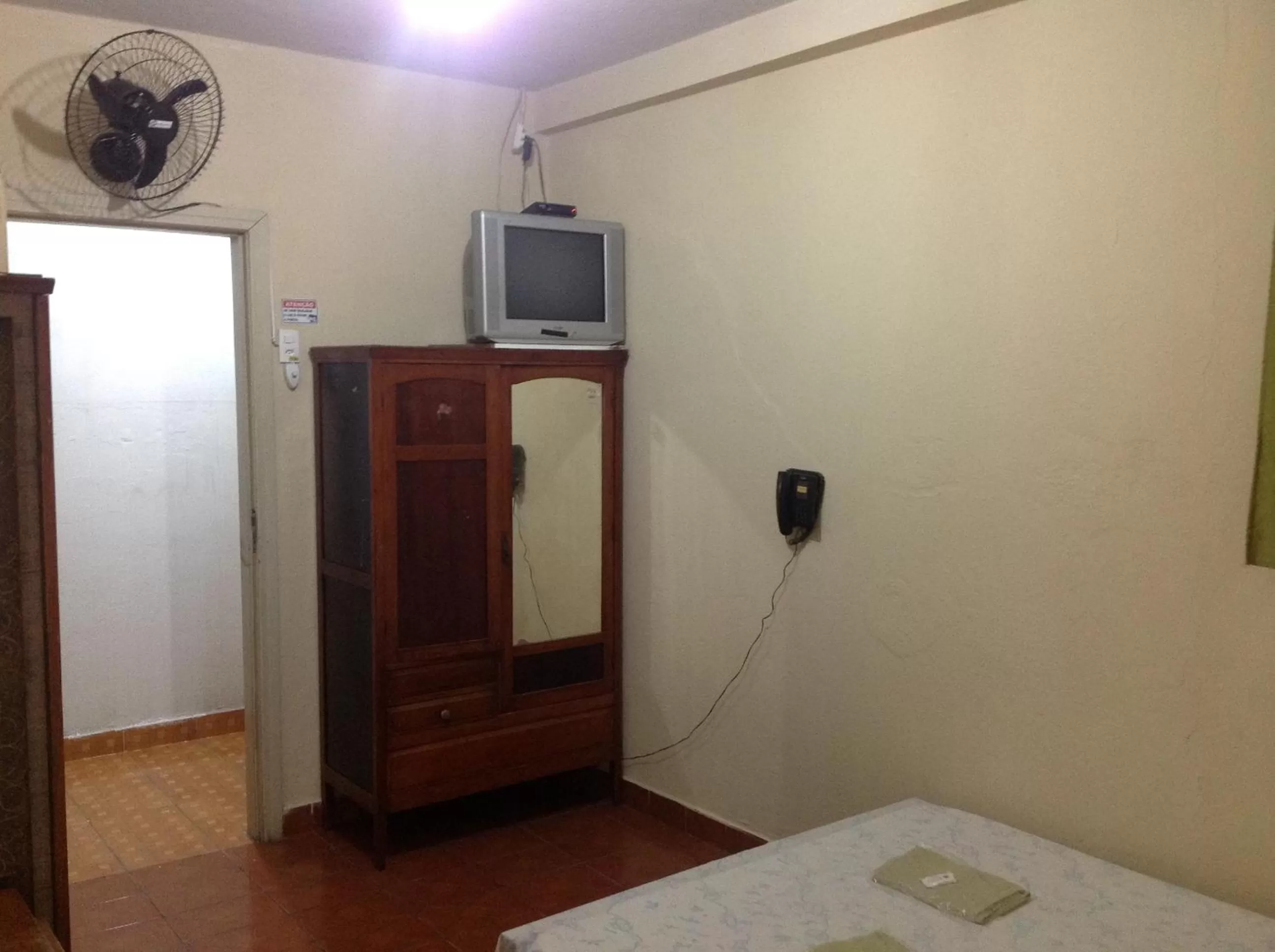 Photo of the whole room, TV/Entertainment Center in Hotel Chaves - Quartos Individuais