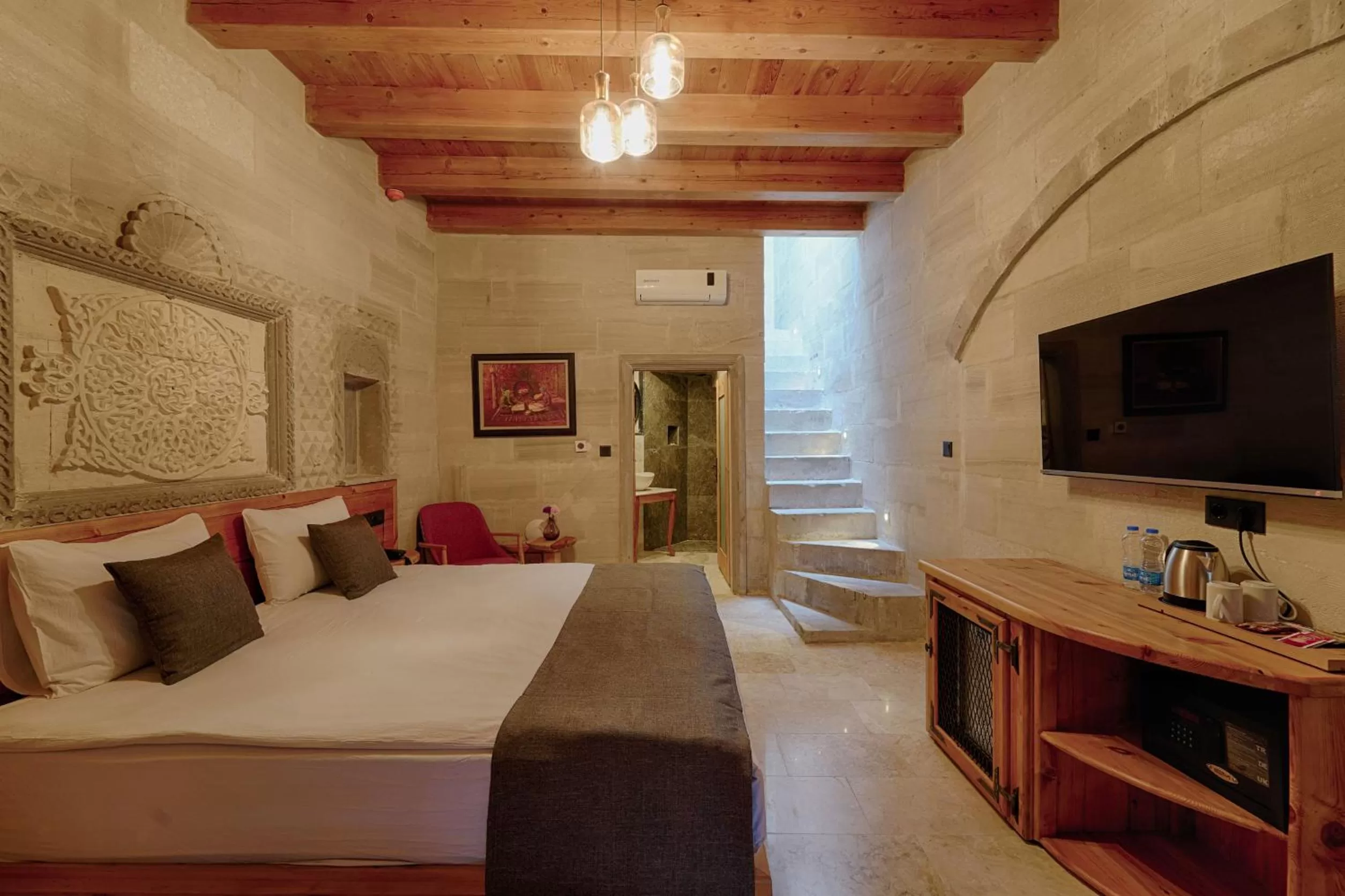 Photo of the whole room, Bed in Concept Cave House