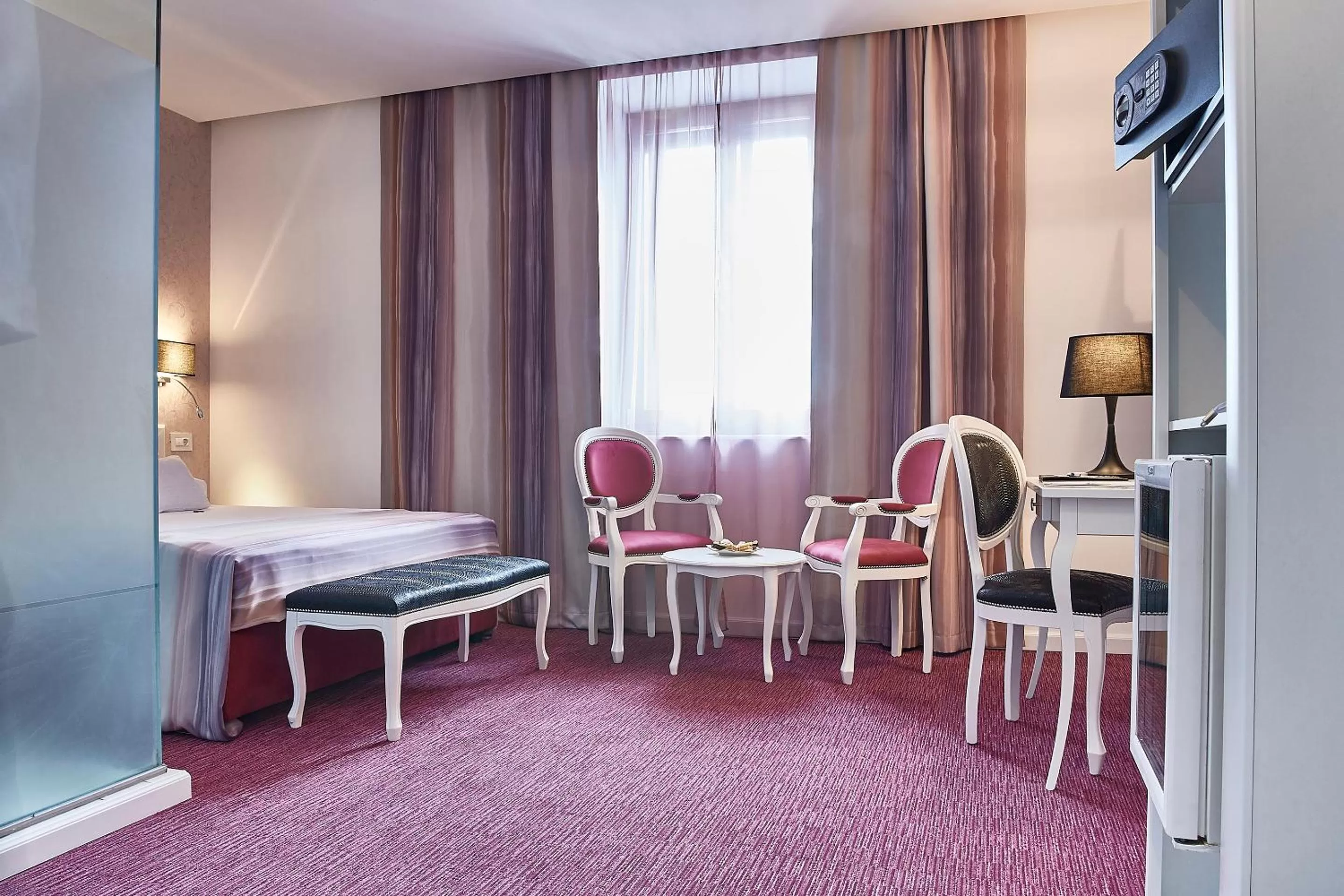 Photo of the whole room, Bed in Continental Forum Sibiu