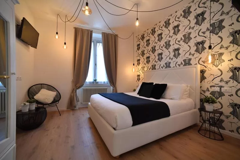 Shower, Bed in Lainez Rooms & Suites