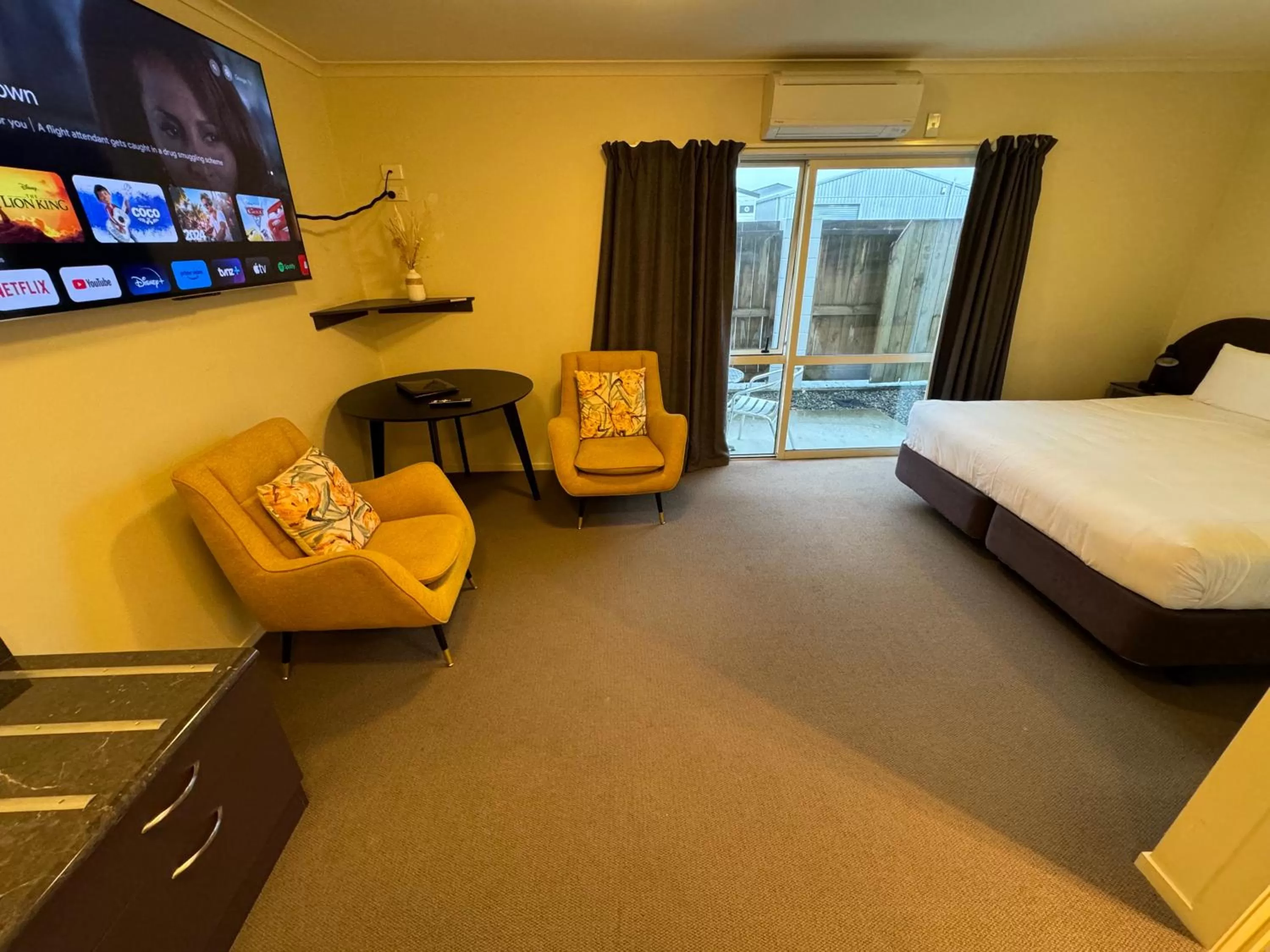 TV and multimedia, Bed in B-Ks Premier Motel Palmerston North