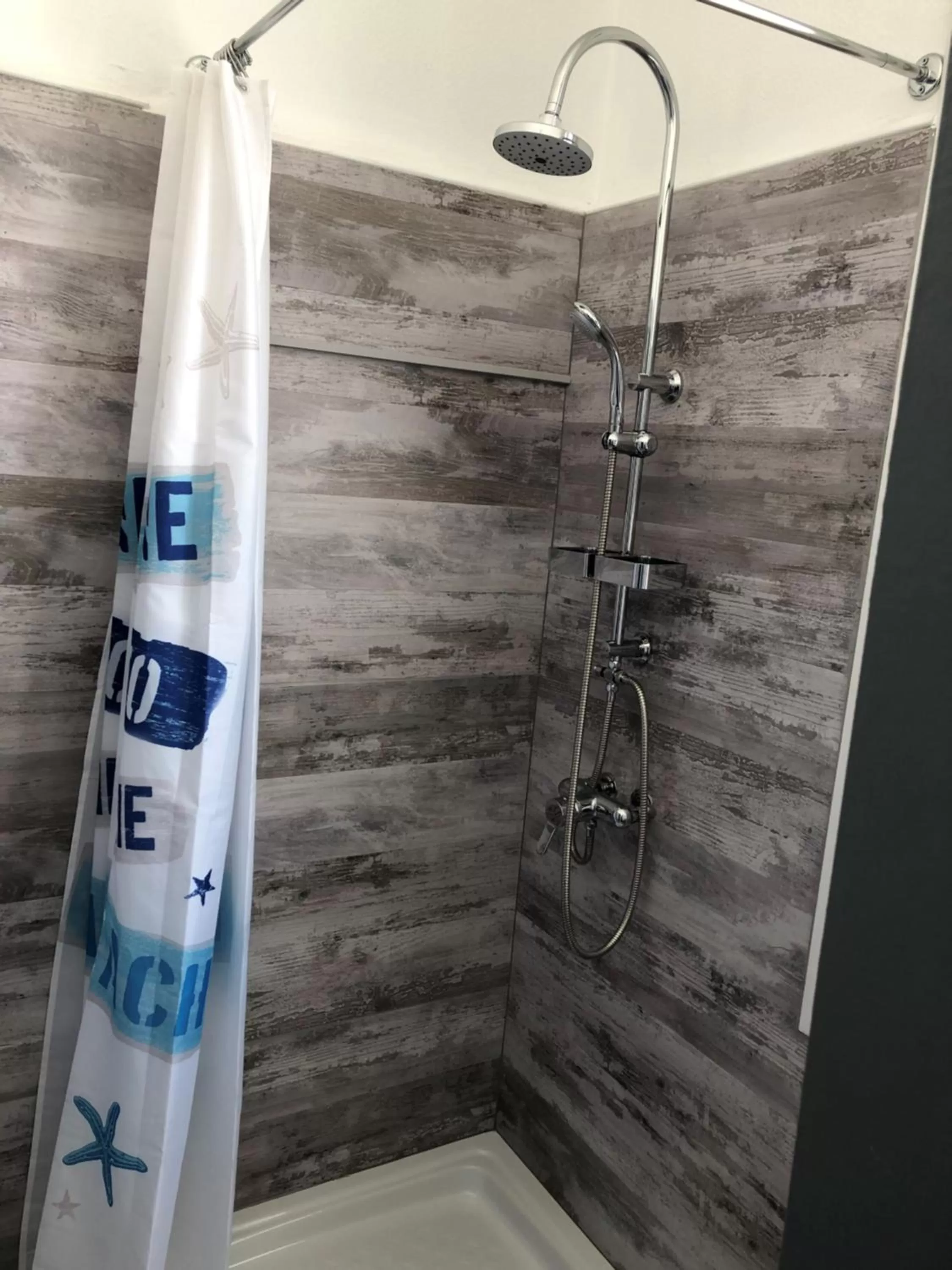 Shower in Auberge du Chêne