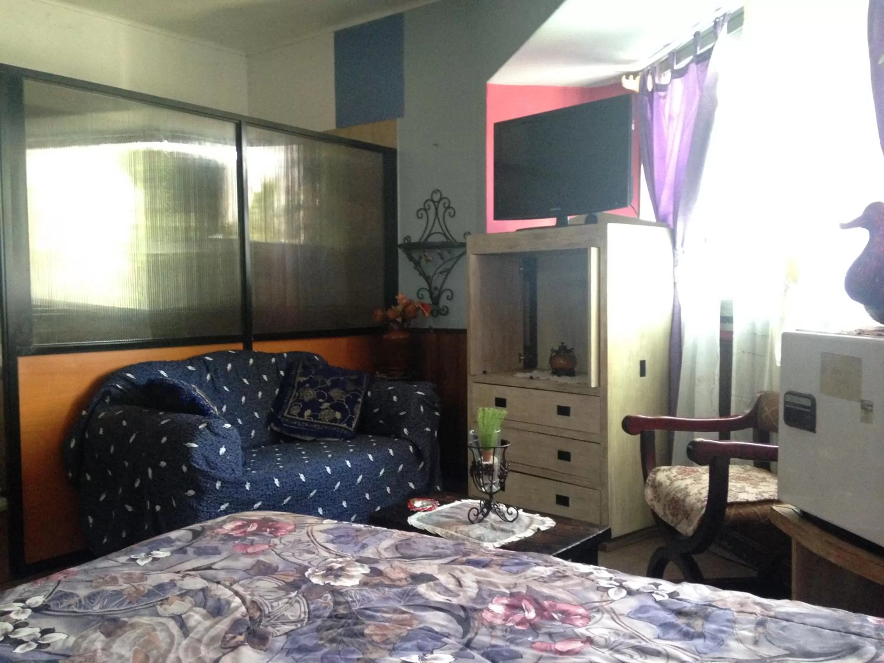 Bedroom, TV/Entertainment Center in Hotel La Castellana