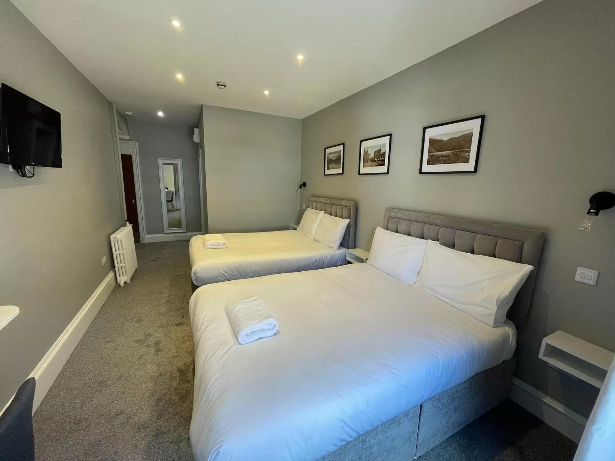 Bedroom, Bed in Airlie Arms Hotel