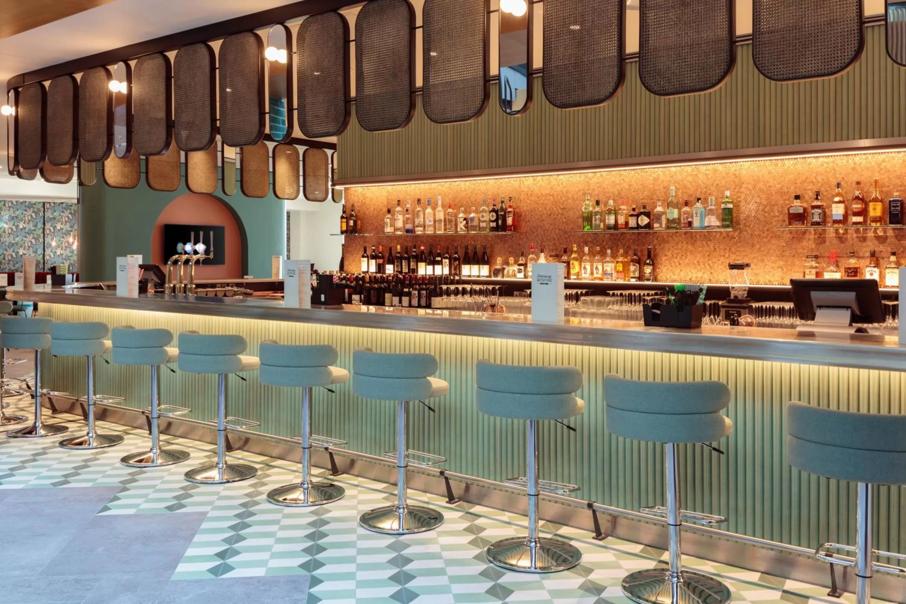 Lounge or bar in Holiday Inn London Heathrow - Bath Road by IHG