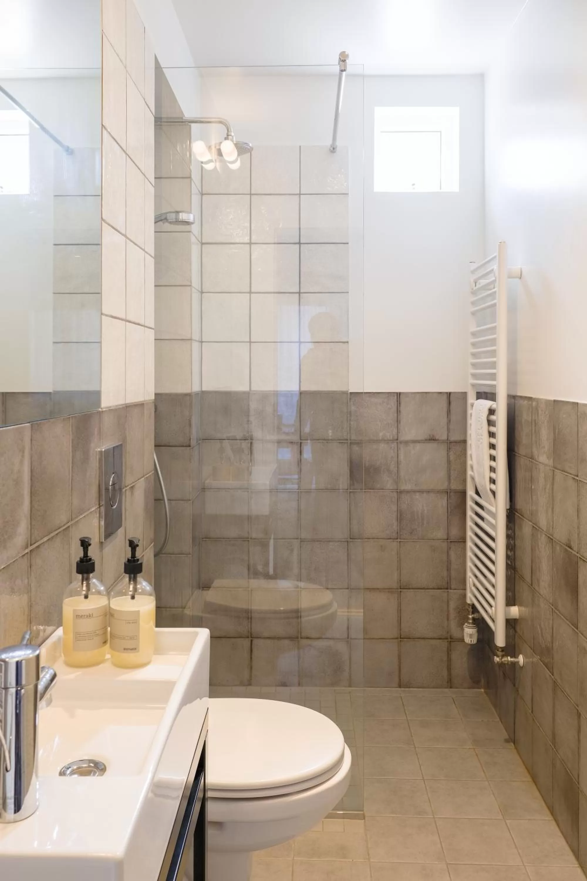 Shower in Saga Studios by Heimaleiga