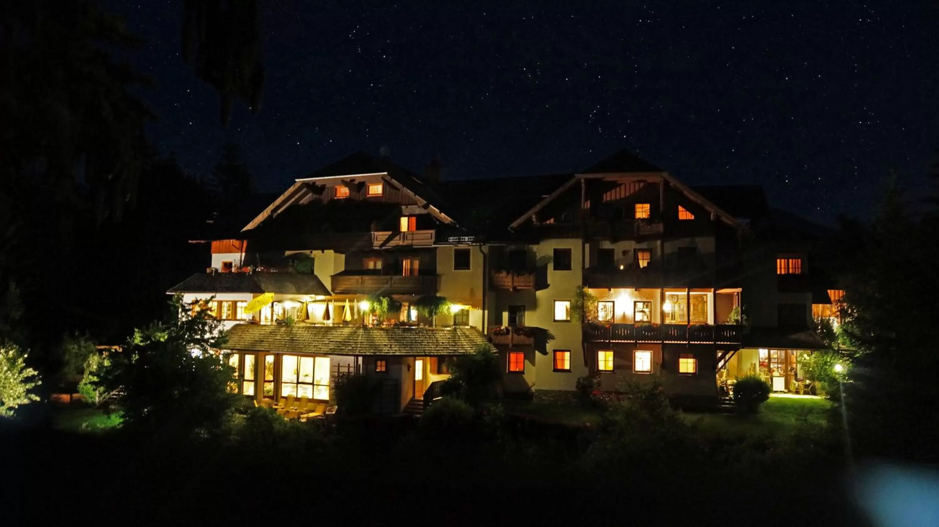 Property Building in Hotel Häuserl im Wald