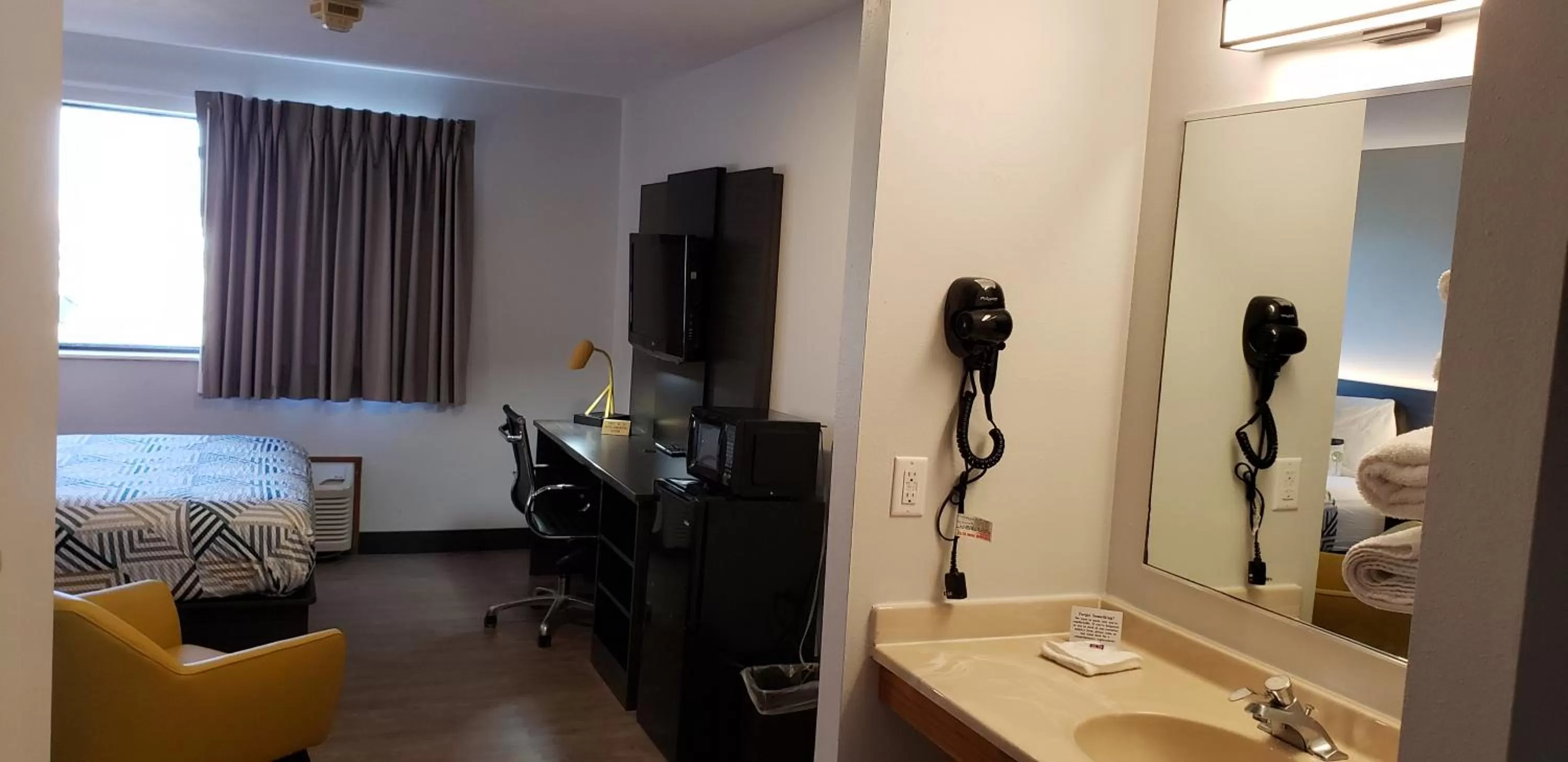 Bedroom, Bed in Motel 6-Kewanee, IL