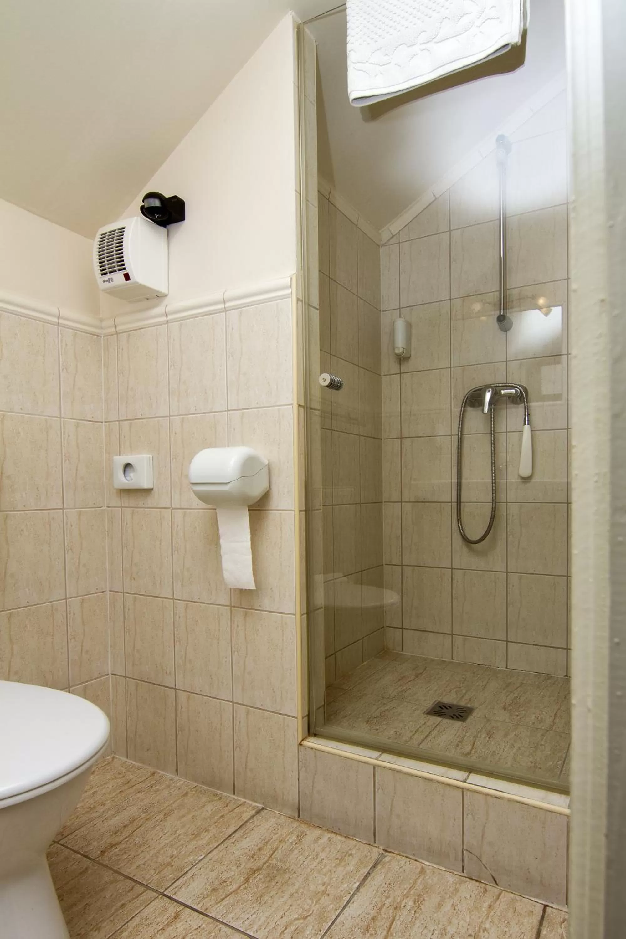 Bathroom in Arany Szarvas Fogadó és Captain Drakes Pub