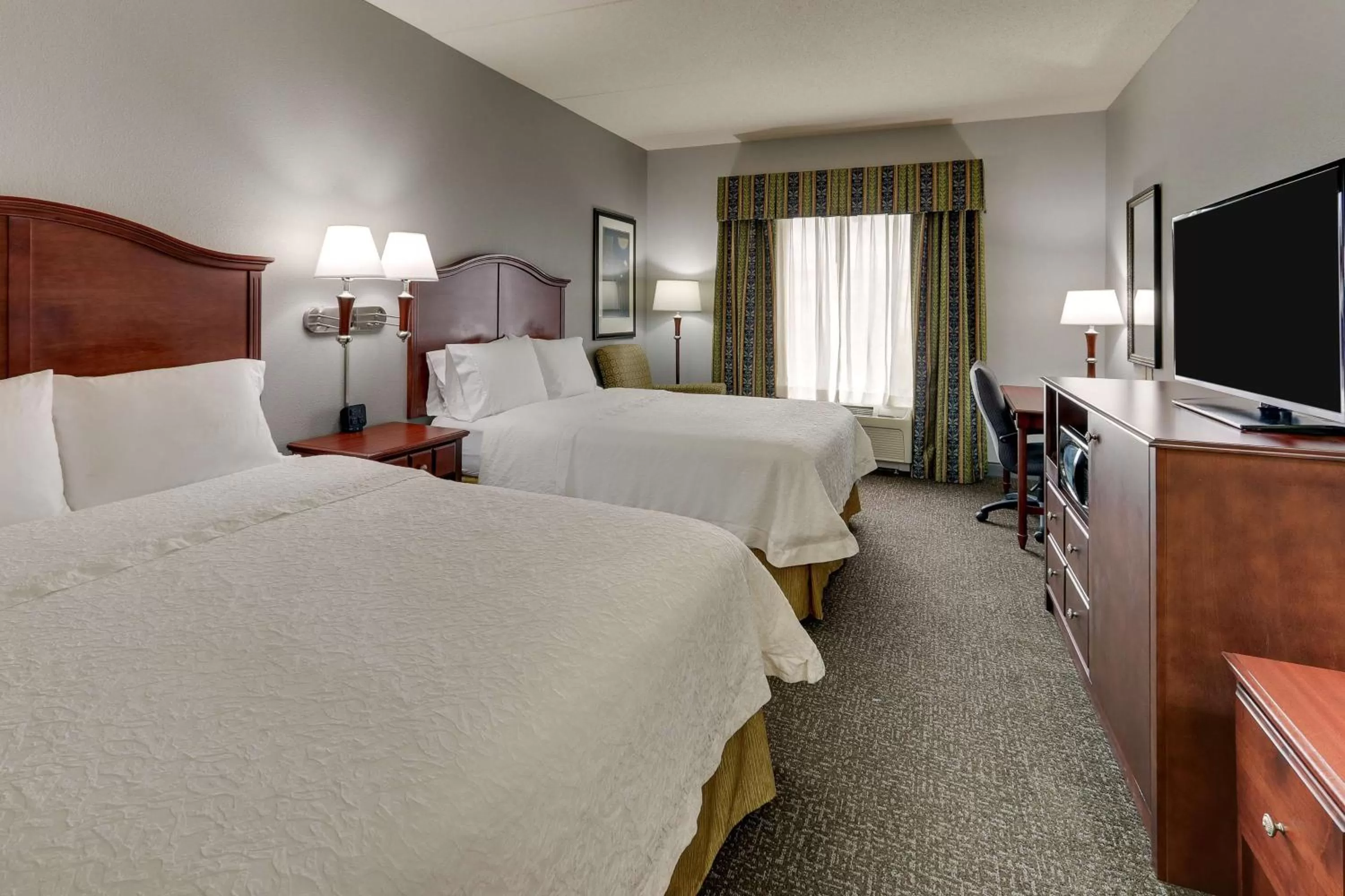 Bedroom, Bed in Hampton Inn & Suites Indianapolis-Airport