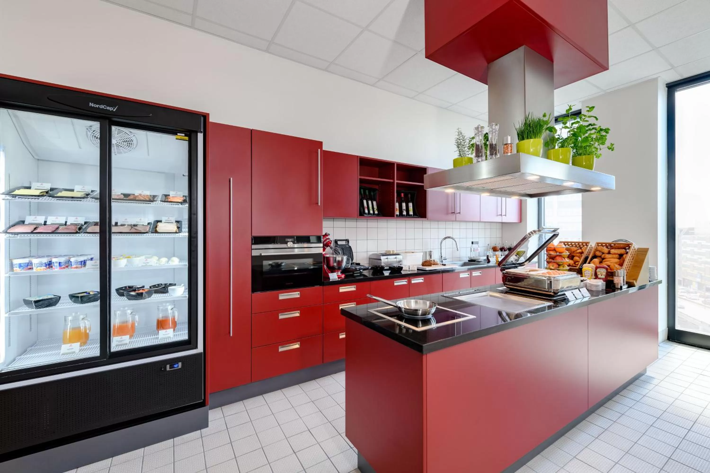 Communal kitchen in Aparthotel Adagio Bremen City