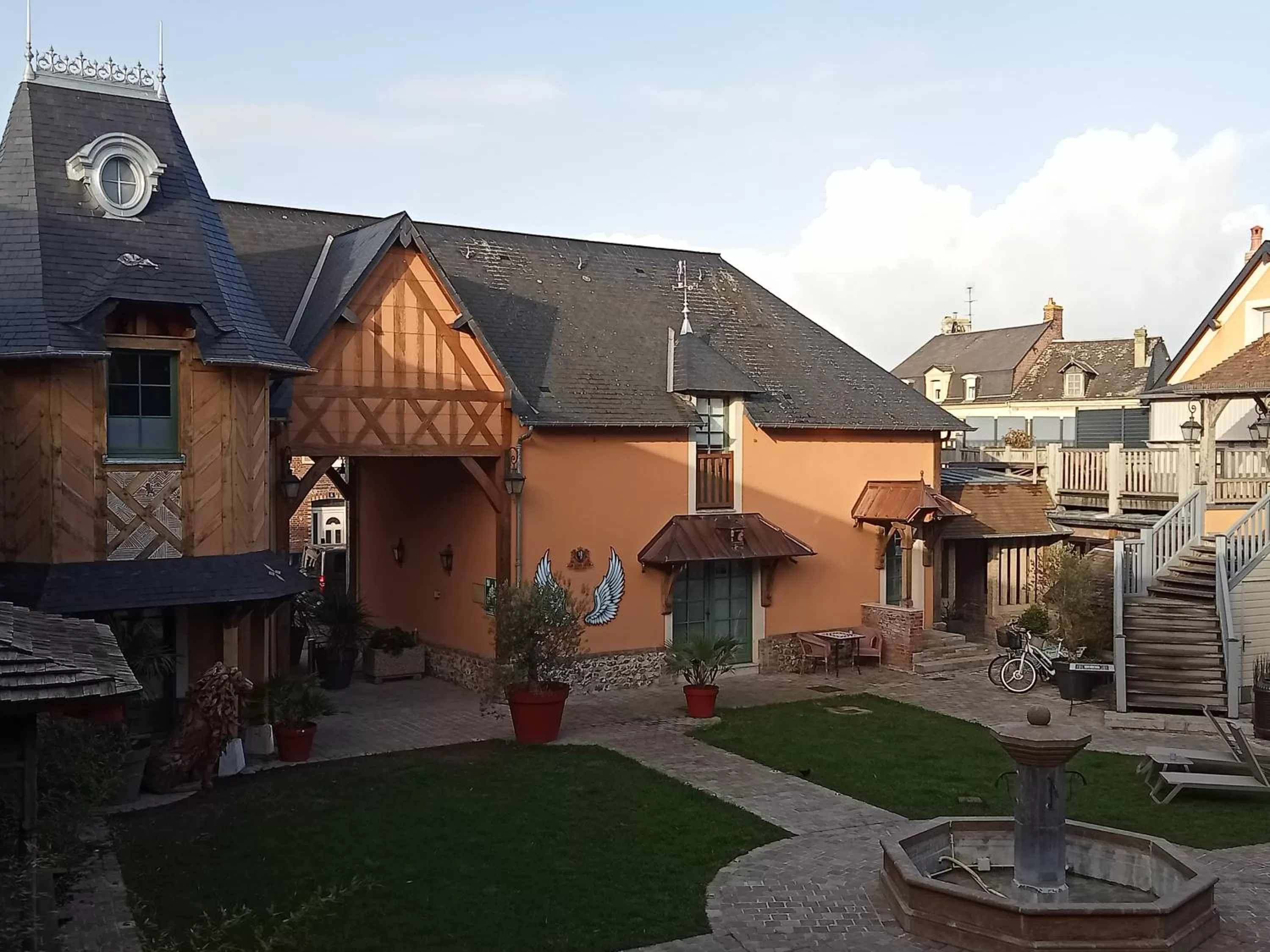 Inner courtyard view in Hotel et Spa Le Lion d'Or