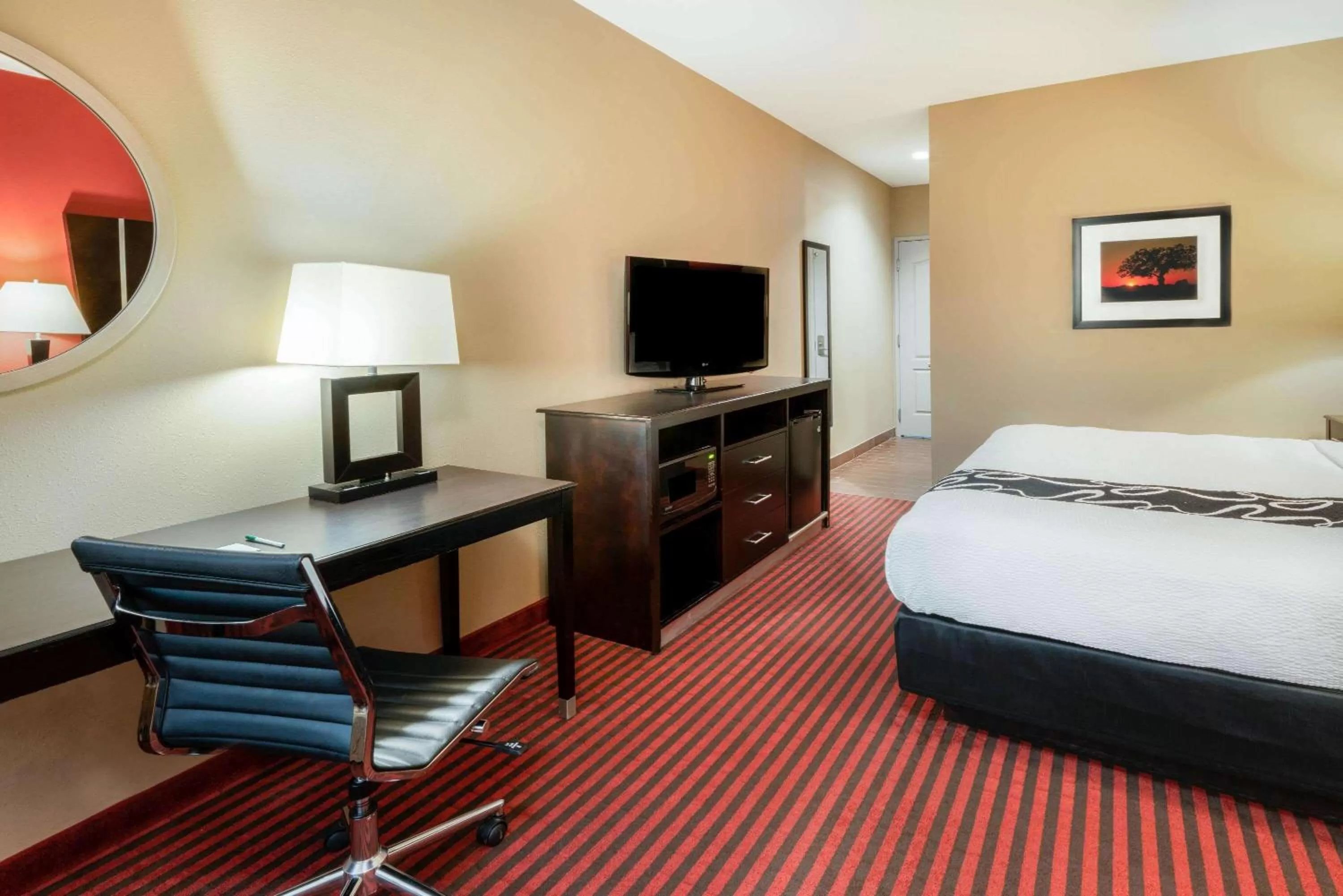 Photo of the whole room, Bed in La Quinta by Wyndham Boutte