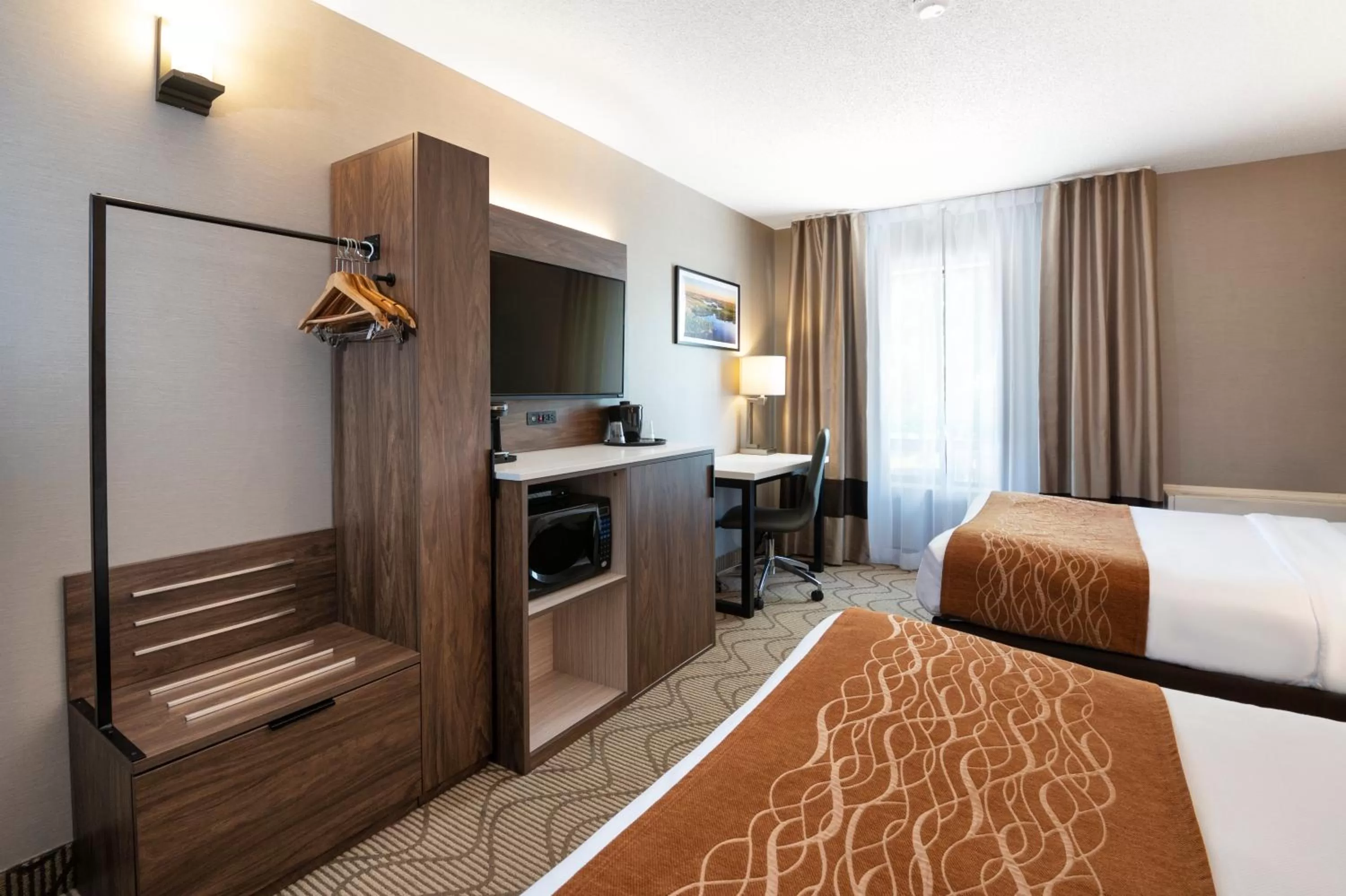 TV and multimedia, Bed in Comfort Inn Lakeshore