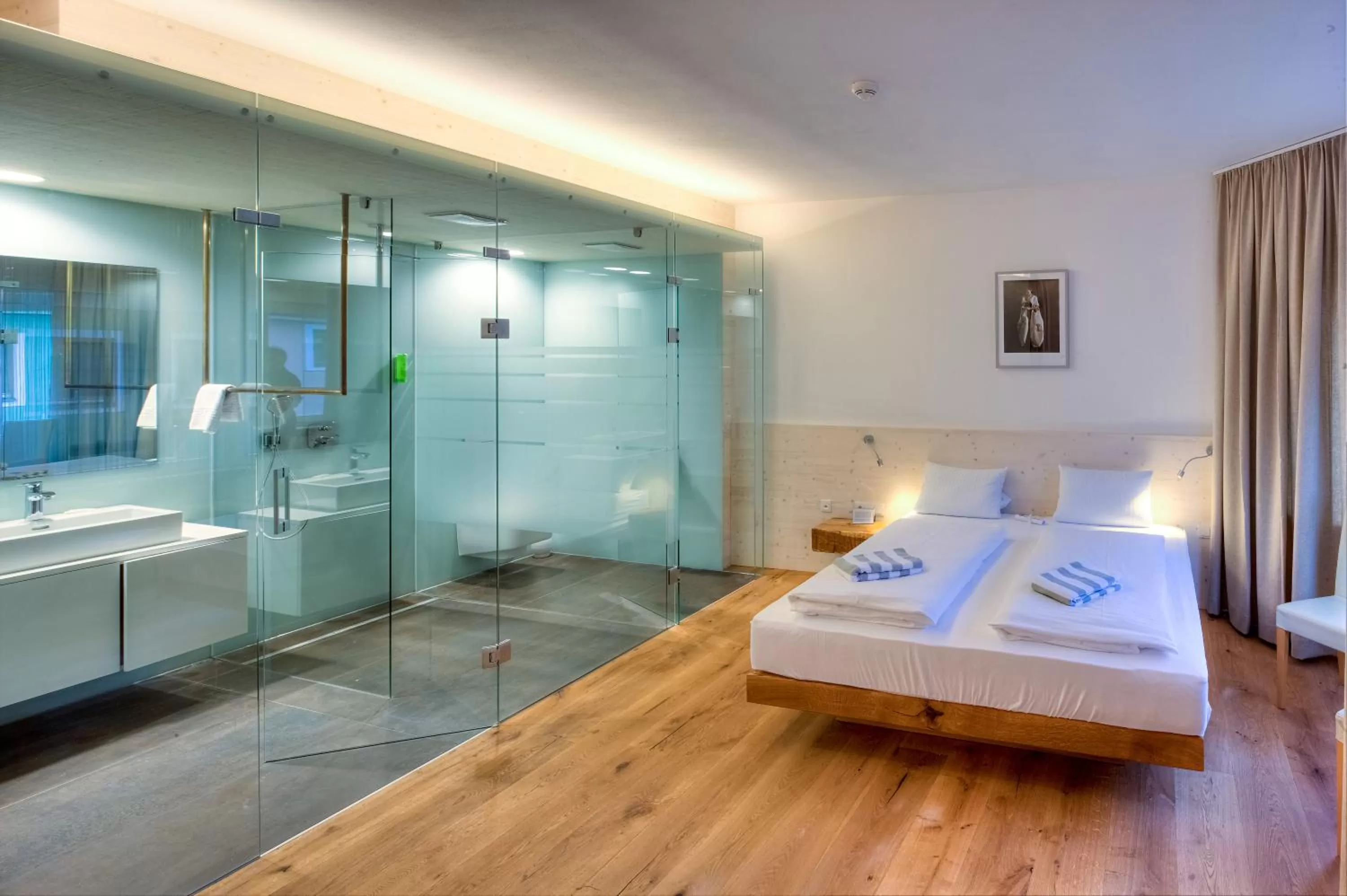 Bathroom, Bed in Hotel Hinteregger