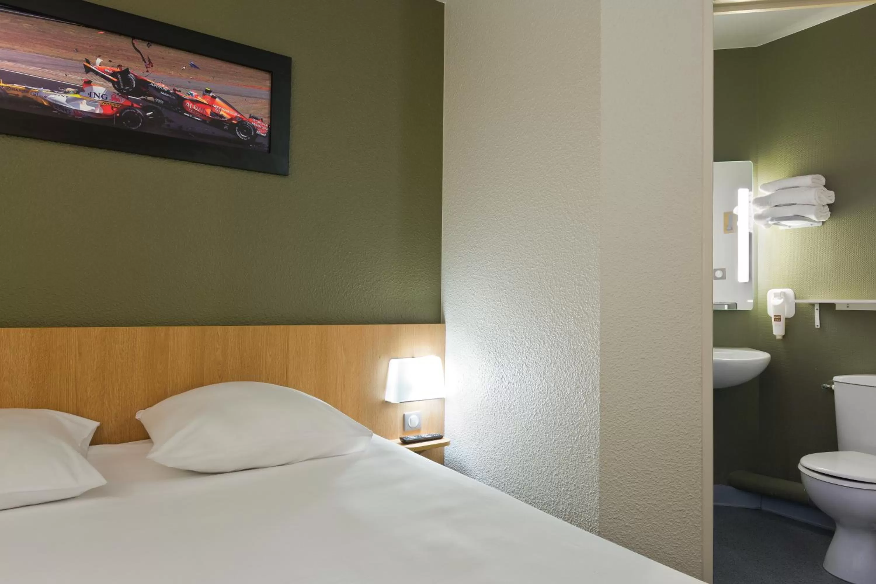 Toilet in Enzo Hotels Nancy Frouard by Kyriad Direct