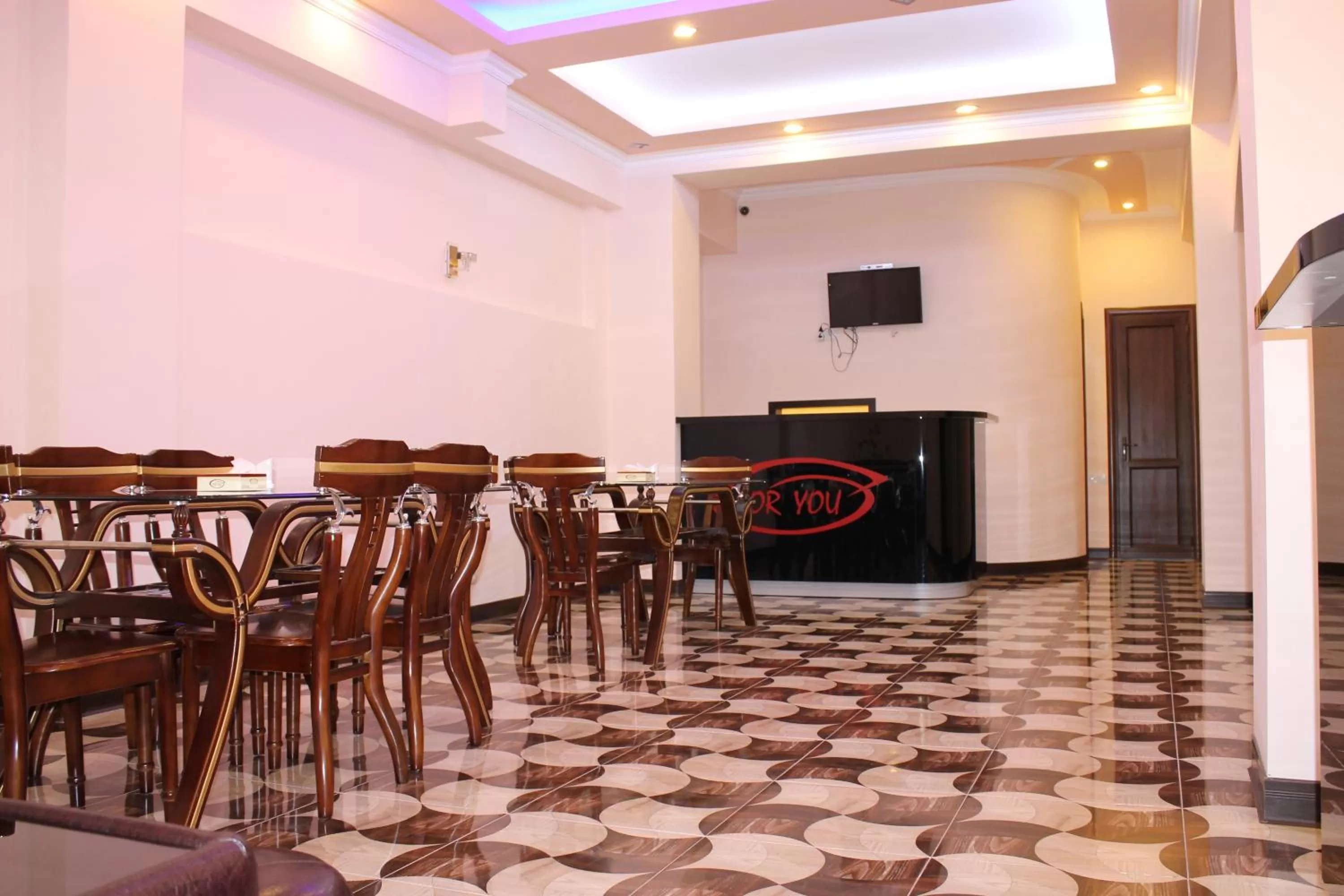 Restaurant/Places to Eat in Hotel For You