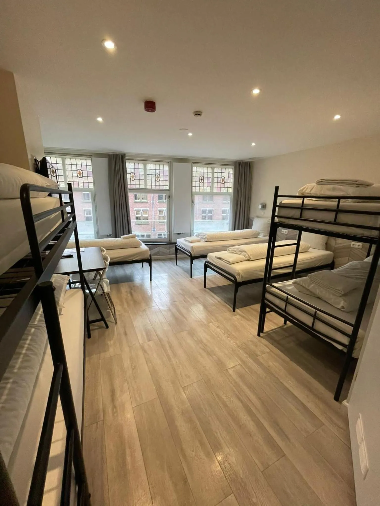 Photo of the whole room, Bed in Hotel Damrak Inn