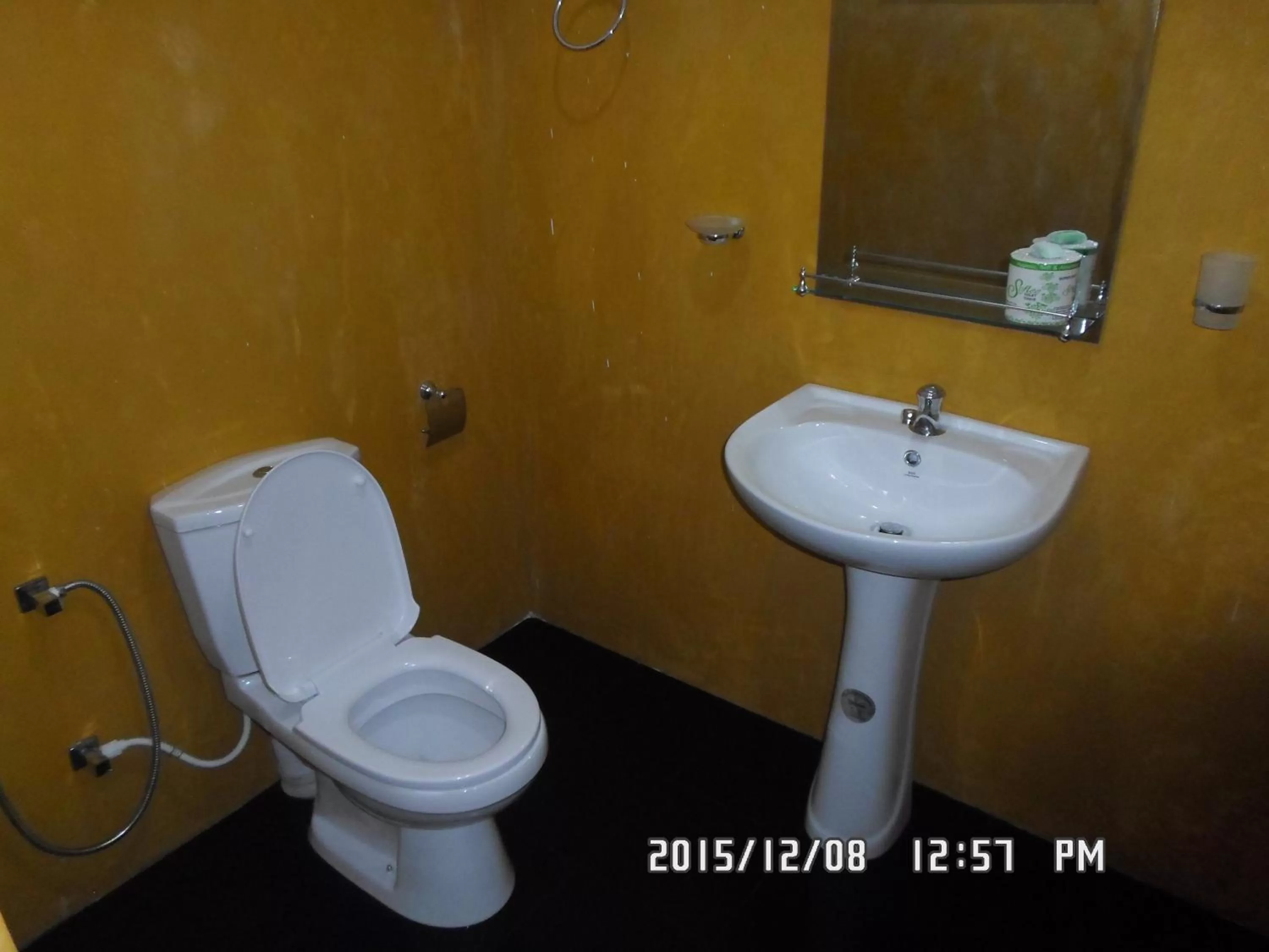 Bathroom in Green Lantern Inn