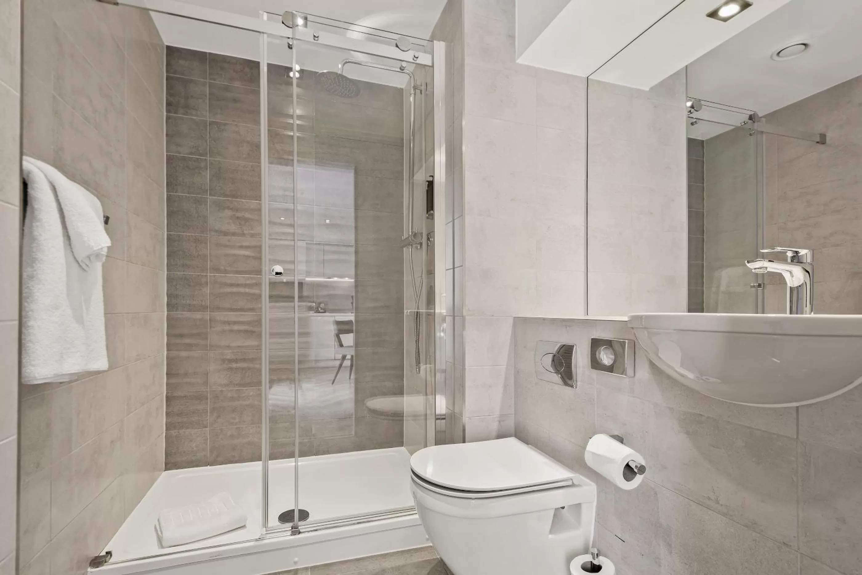 Bathroom in Roomzzz London Stratford