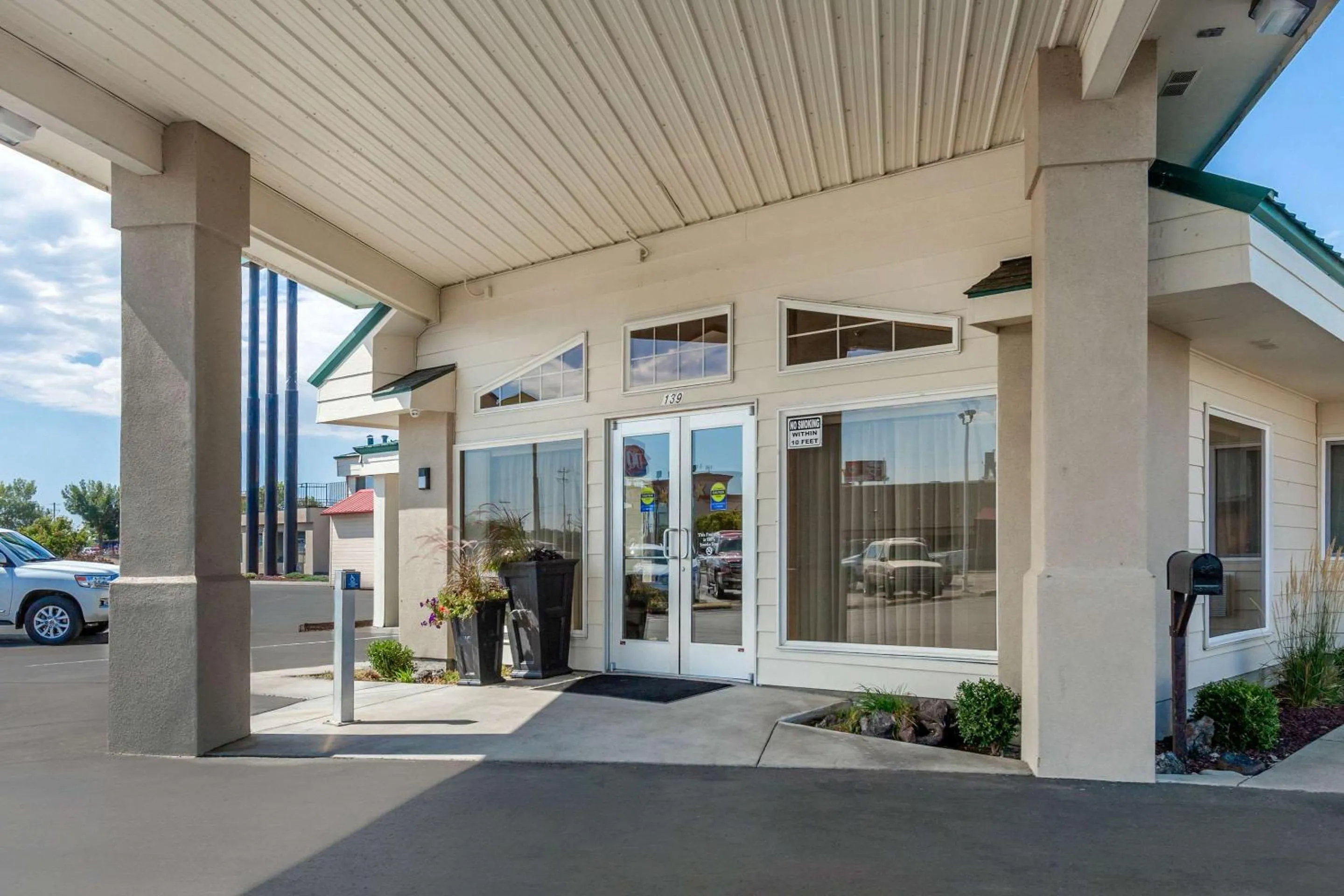 Property building in Rodeway Inn & Suites Ontario