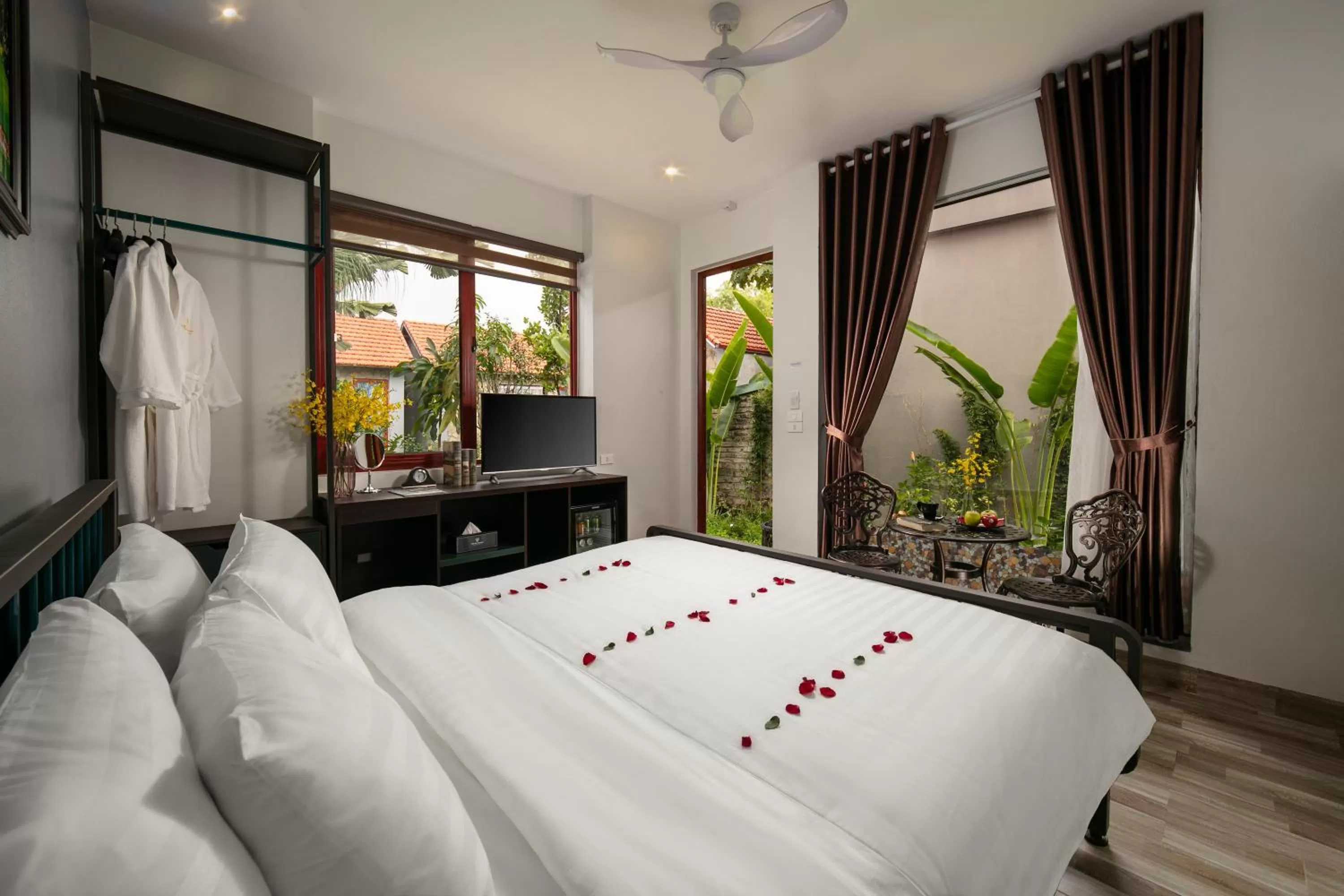 Garden view, Bed in Tam Coc Holiday Hotel & Villa