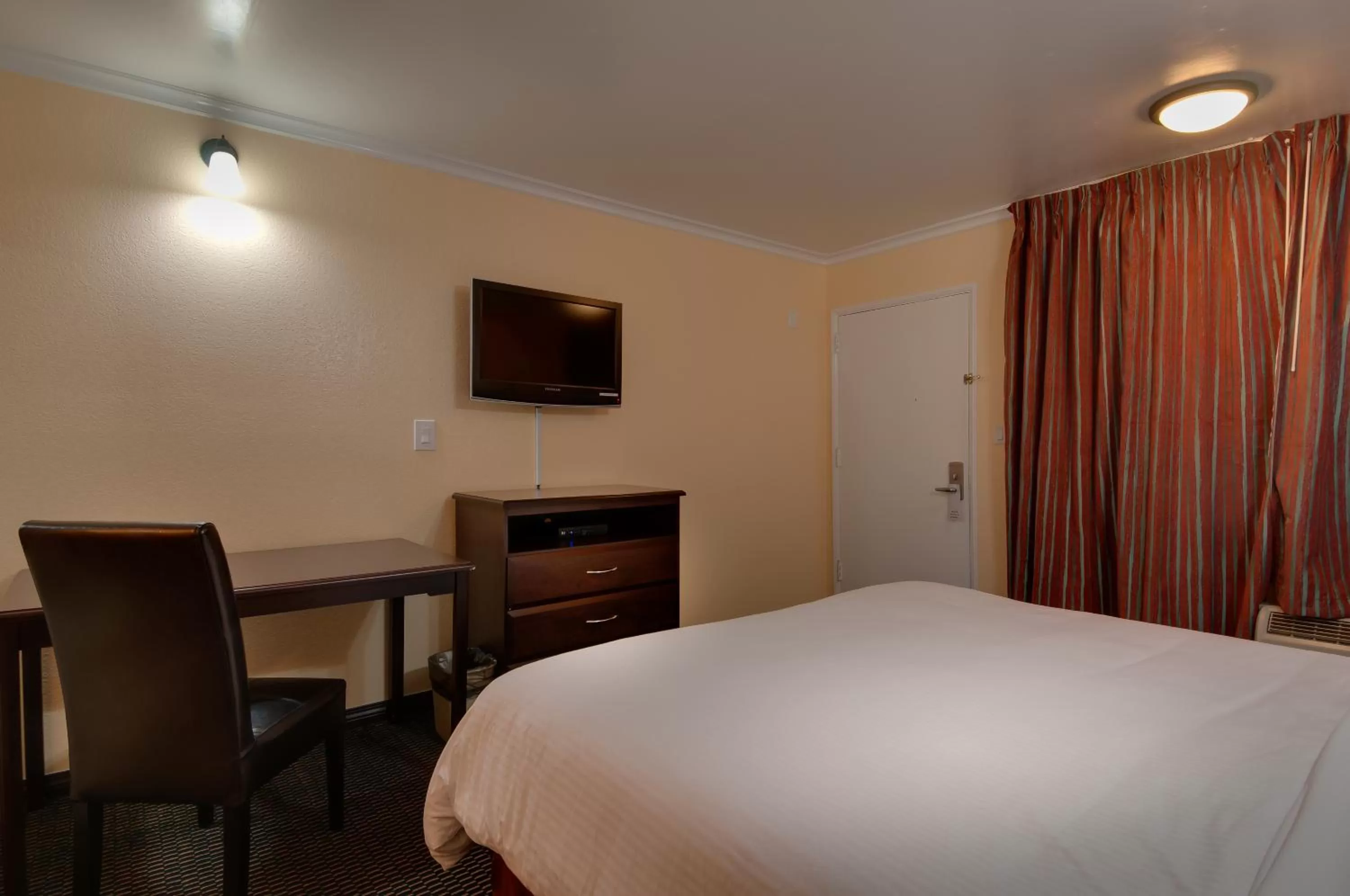 Decorative detail, Bed in Vagabond Inn San Pedro