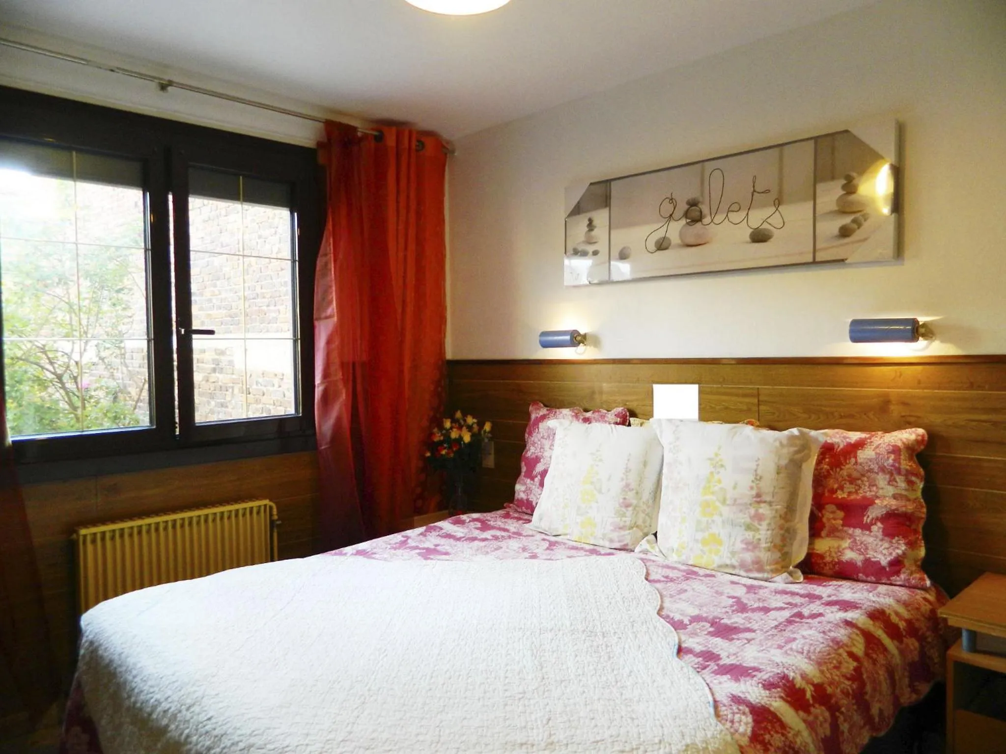 Bed in Hotel Paris Star